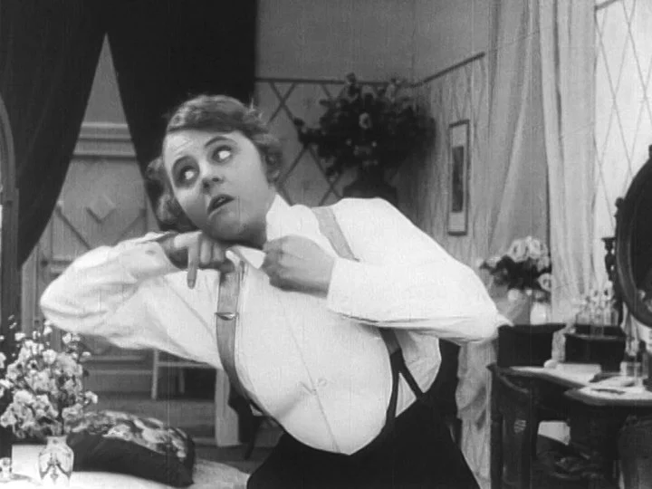 Ossi Oswalda cross-dressing in I Don't Want to Be a Man