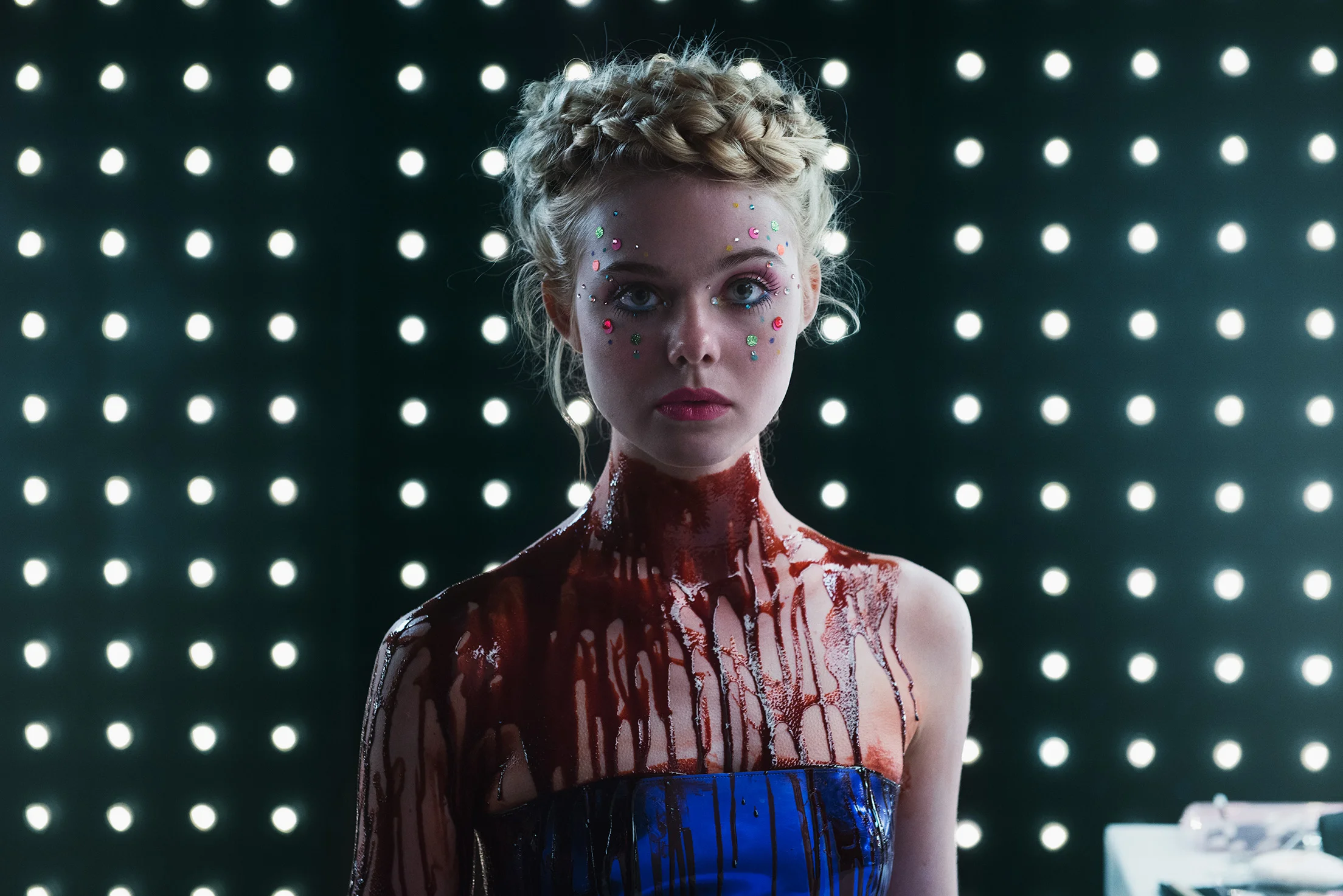 Elle Fanning plays Jesse, a young model who appears innocent but is actually as predatory as her ruthless rivals.