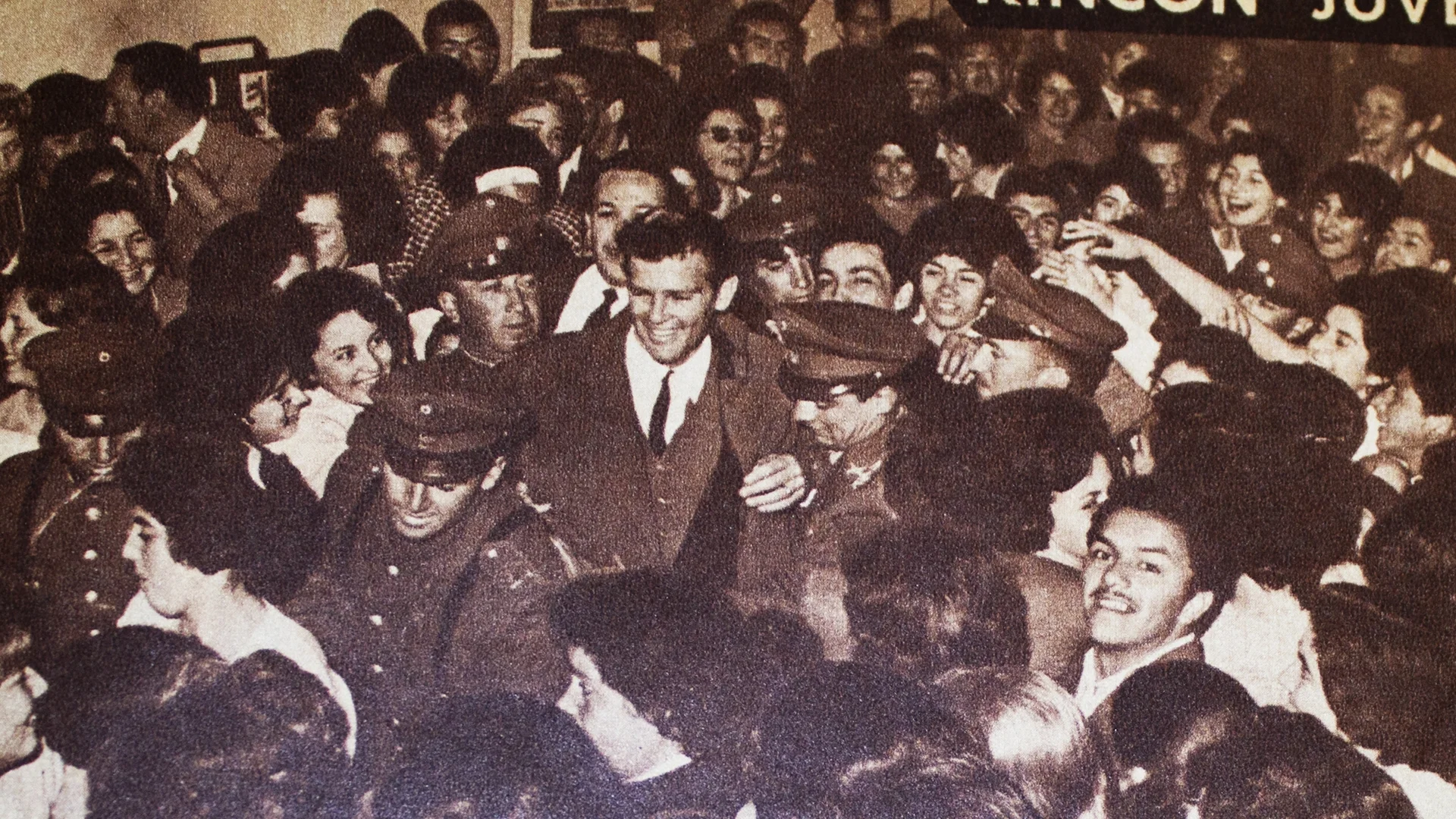 Adoring fans engulf Dean Reed in Chile.