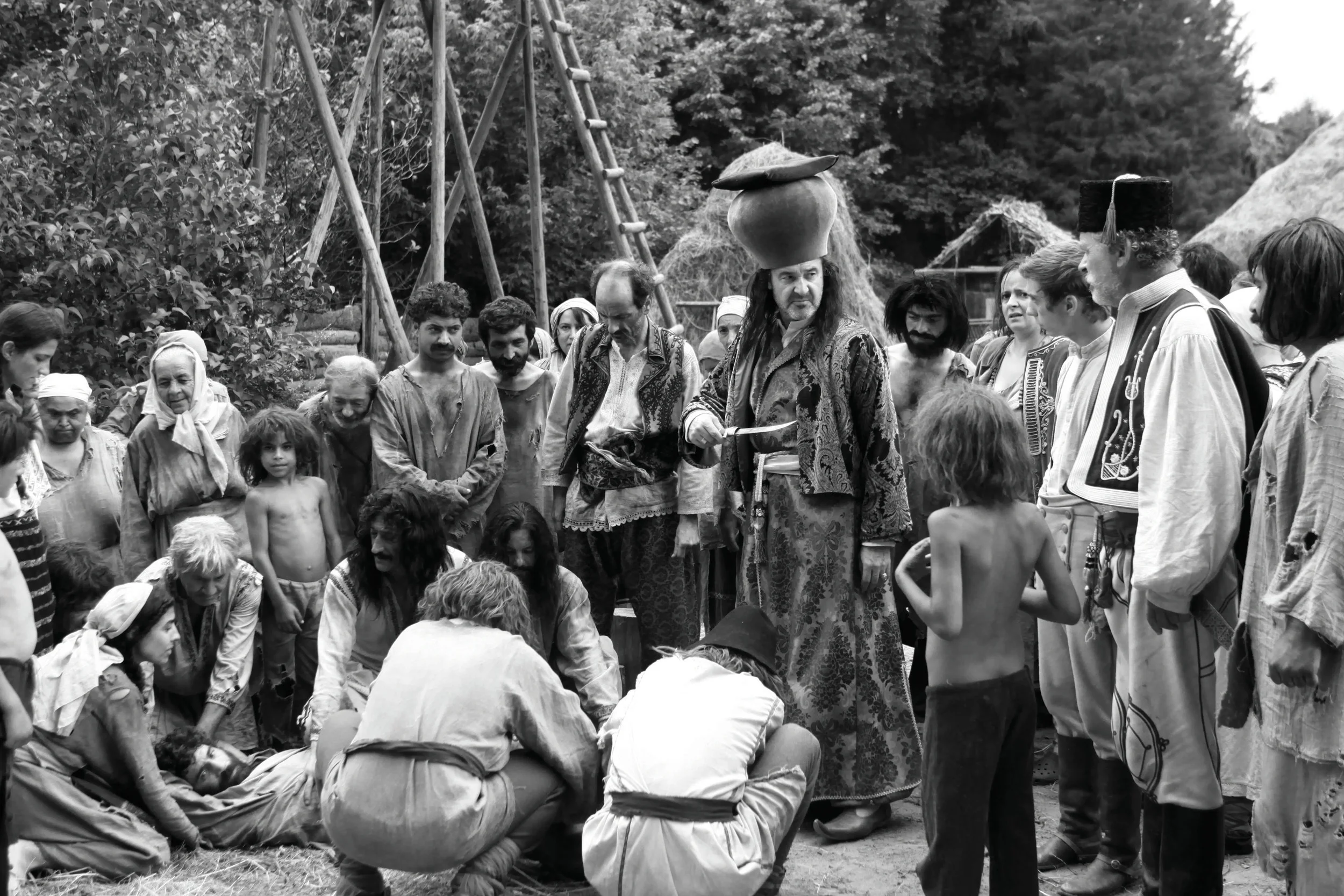 Cuzin Toma (Carfin, on ground), Alexandru Dabija (Boyar Iordache Cîndescu, center with knife), Mihai Comānoiu (Ionitā) and Teodor Corban (Costandin).