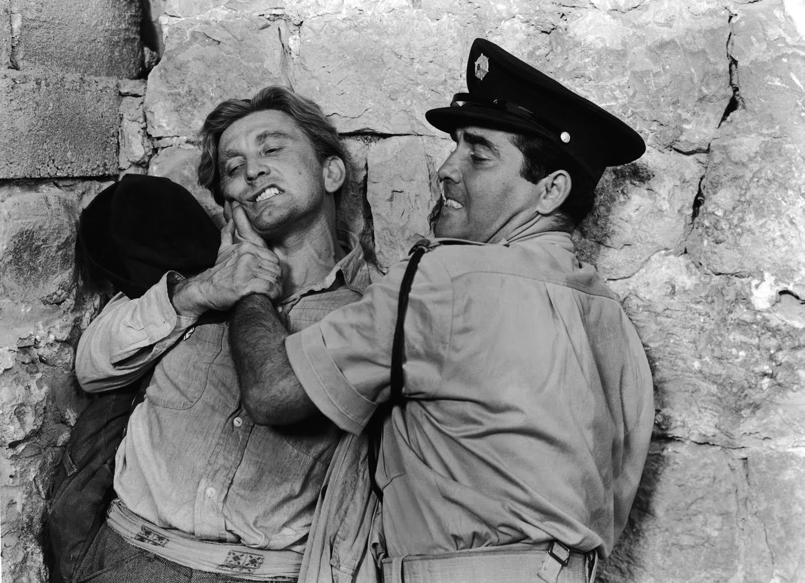 Hans (Kirk Douglas) fighting with an Israeli policeman (Richard Benedict).