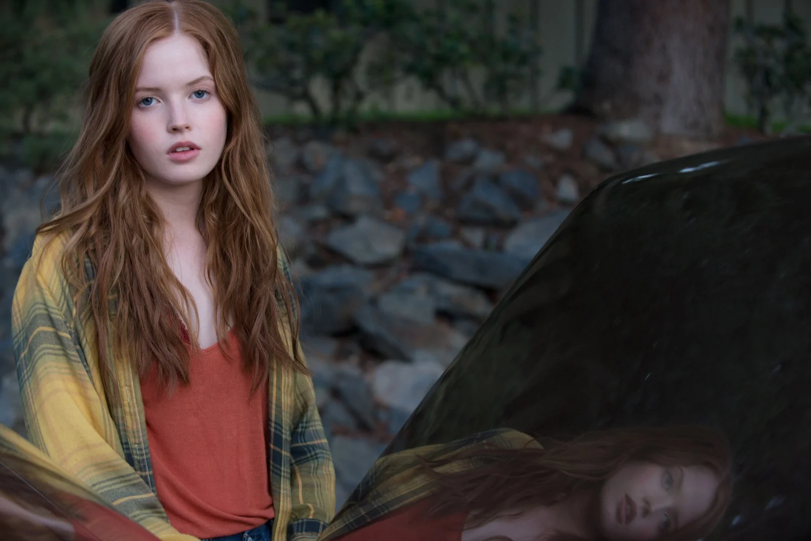 Ellie Bamber as India Hastings.
