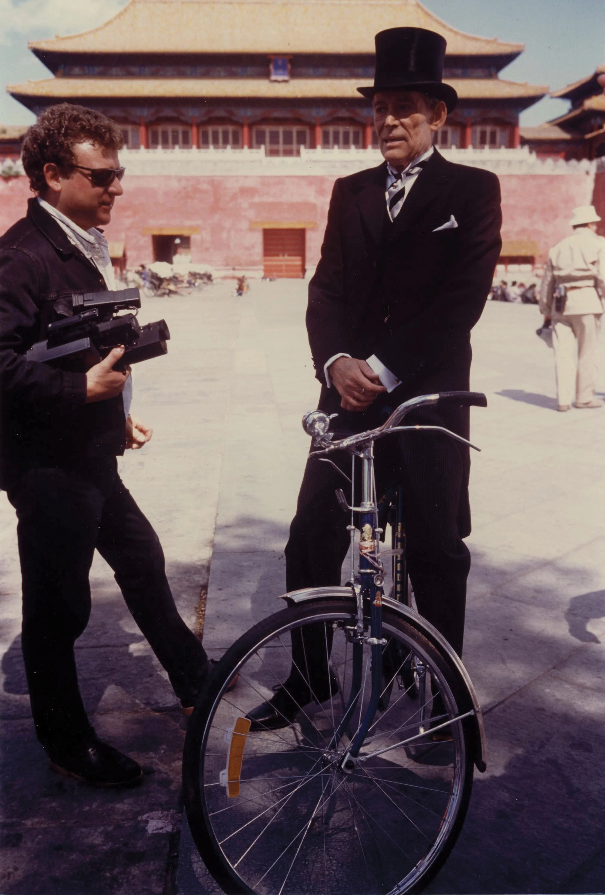 Jeremy Thomas and Peter O’Toole between takes on The Last Emperor (1987).