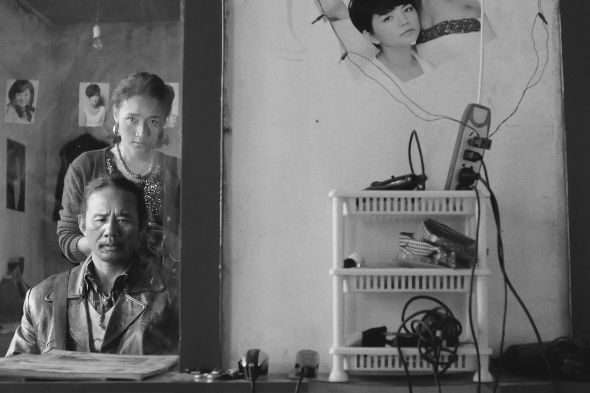 Tharlo (Shide Nyima) and Yangtso (Yangshik Tso), the salon owner who washes his hair.