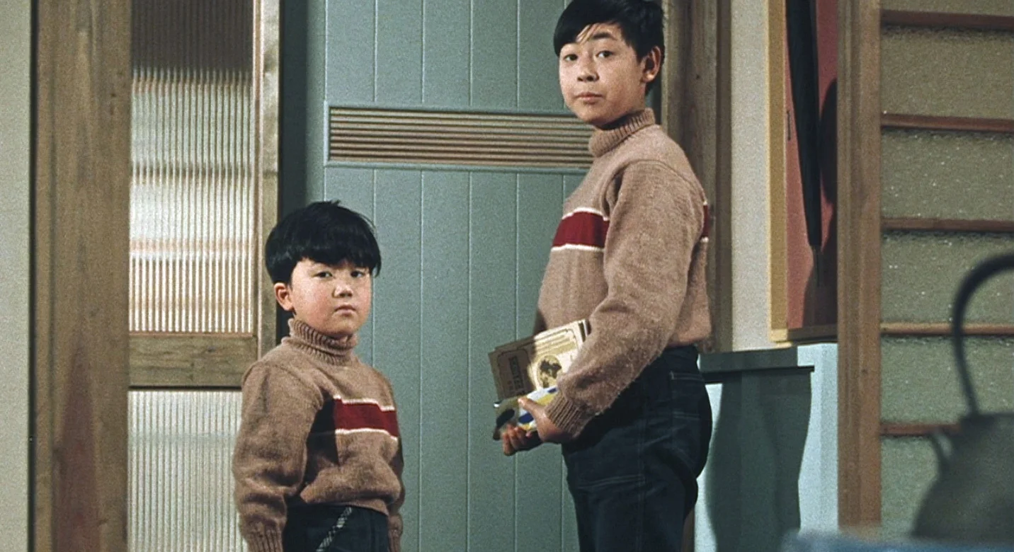 Isamu (Masahiko Shimazu) and his older brother Minoru (Koji Shidara) have been repeatedly pestering their father to buy the family a television set.