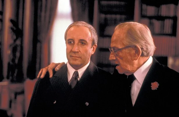 Billionaire Benjamin Rand (Melvyn Douglas) takes on Chance (Peter Sellers) as a trusted advisor.
