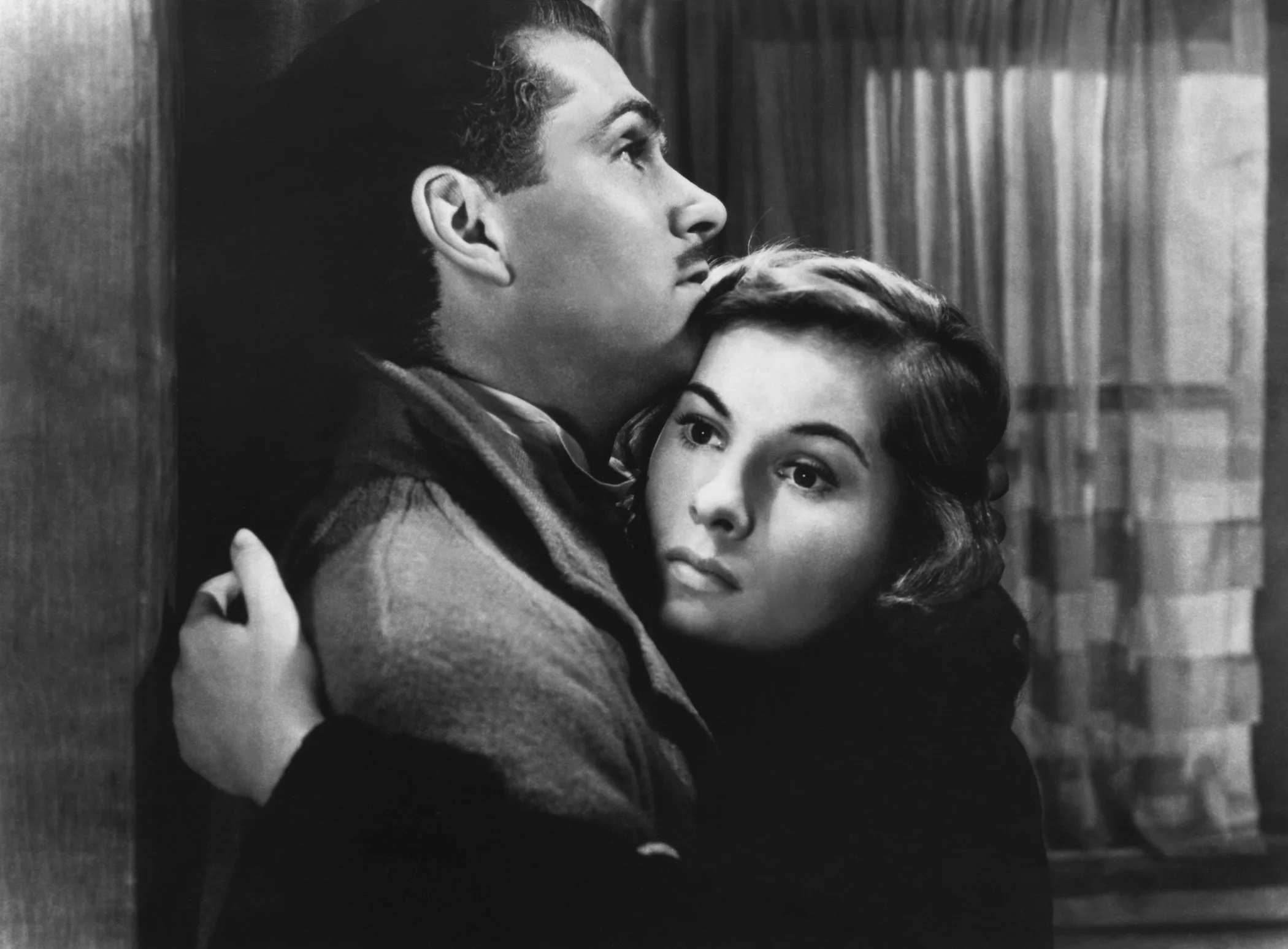 Joan Fontaine's anxious heroine embraces her husband Maxim (Lawrence Olivier).