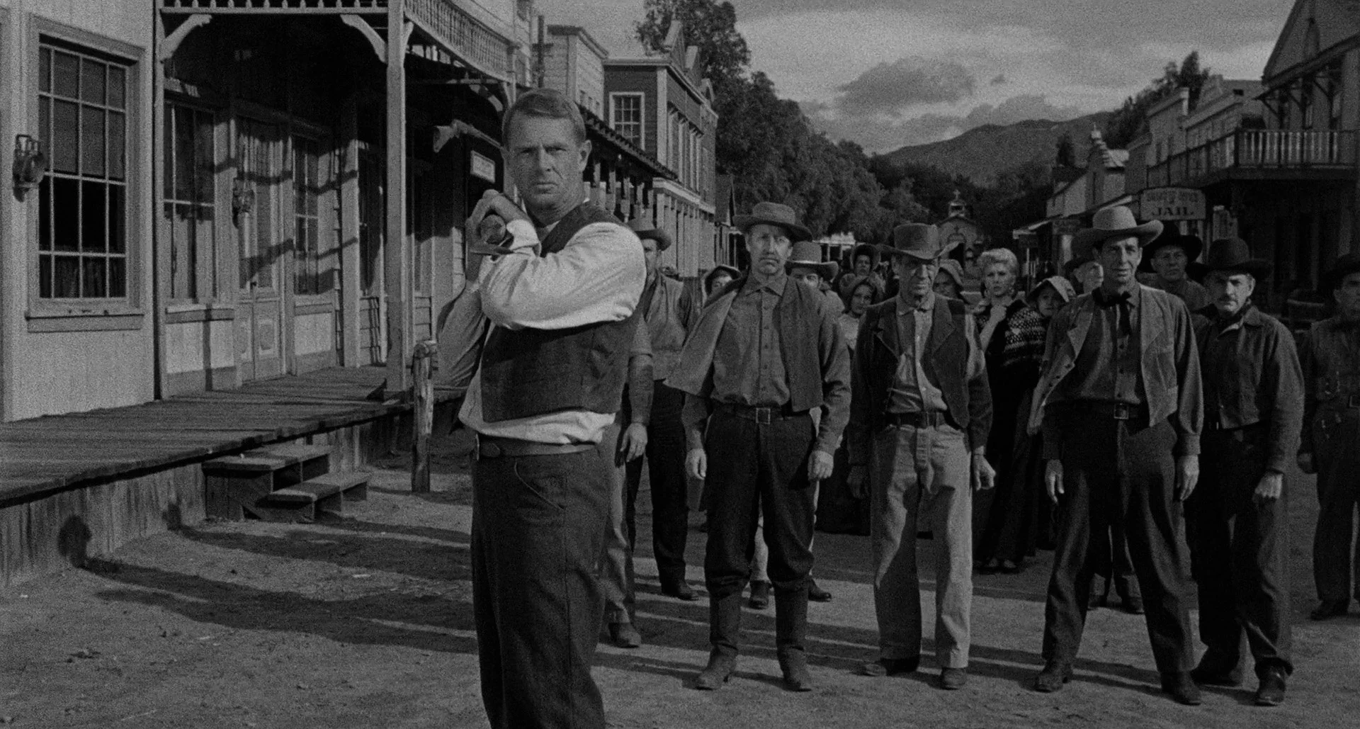 George Hansen (Sterling Hayden) armed with a whaling harpoon, with Prairie City citizens observing, squares off for a showdown with the town’s hired gun.