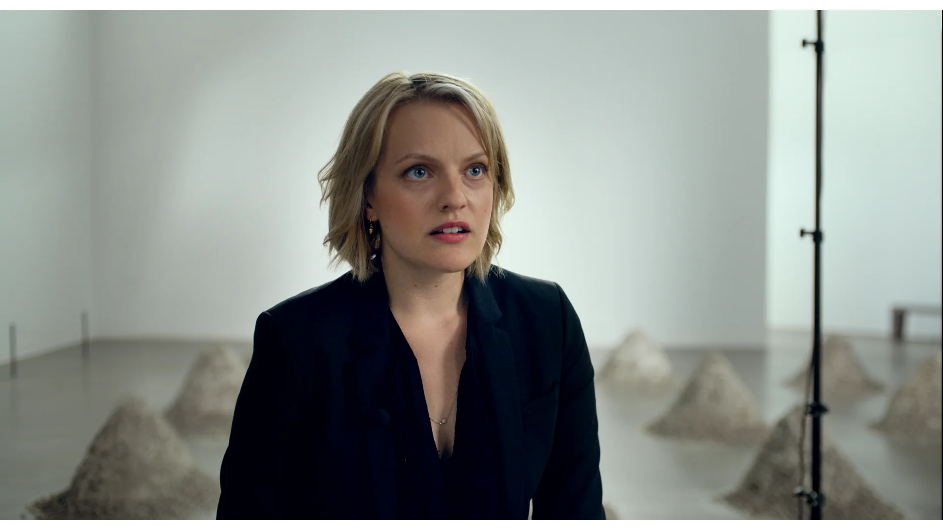 Elisabeth Moss plays Anne, an American journalist.