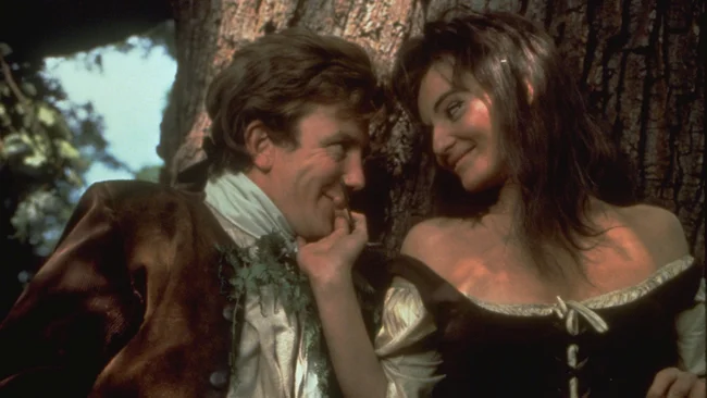 Tom (Albert Finney) risks his reputation for a frolic with the gamekeeper's daughter Molly (Diane Cilento).