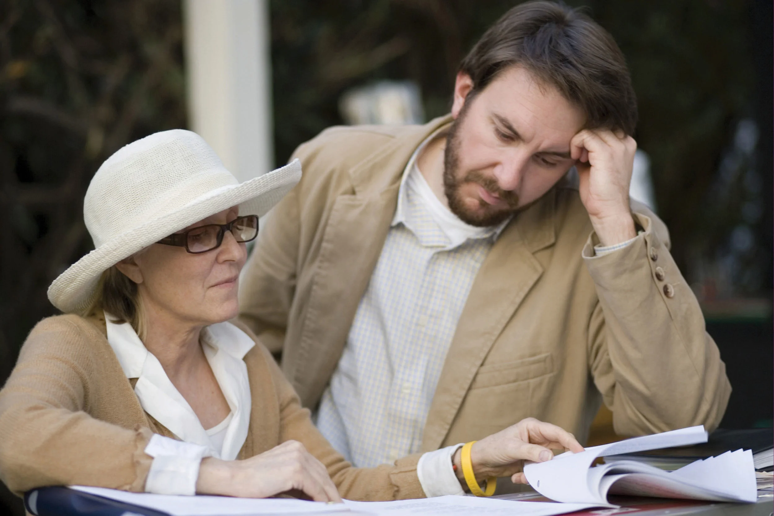 In 2007, producer Laura Ziskin consults with co-producer Grant Curtis on the set of Spider-Man 3 .