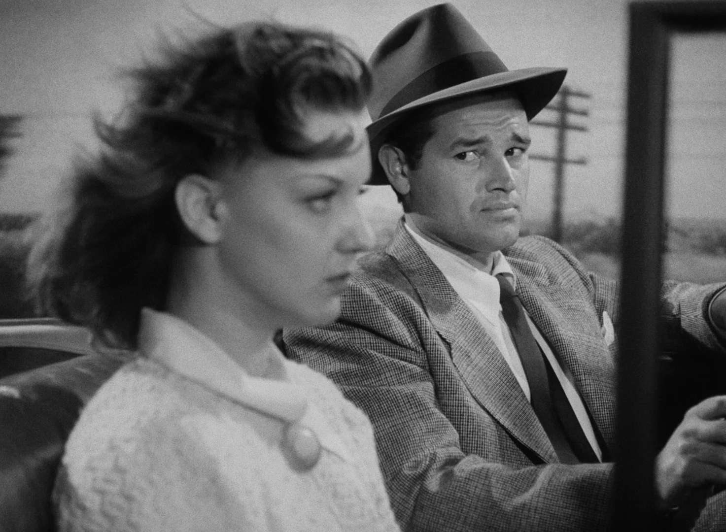 Al almost immediately regrets offering a ride to hitchhiker Vera (Ann Savage), who lets him know she is fully aware that the car does not belong to Al.