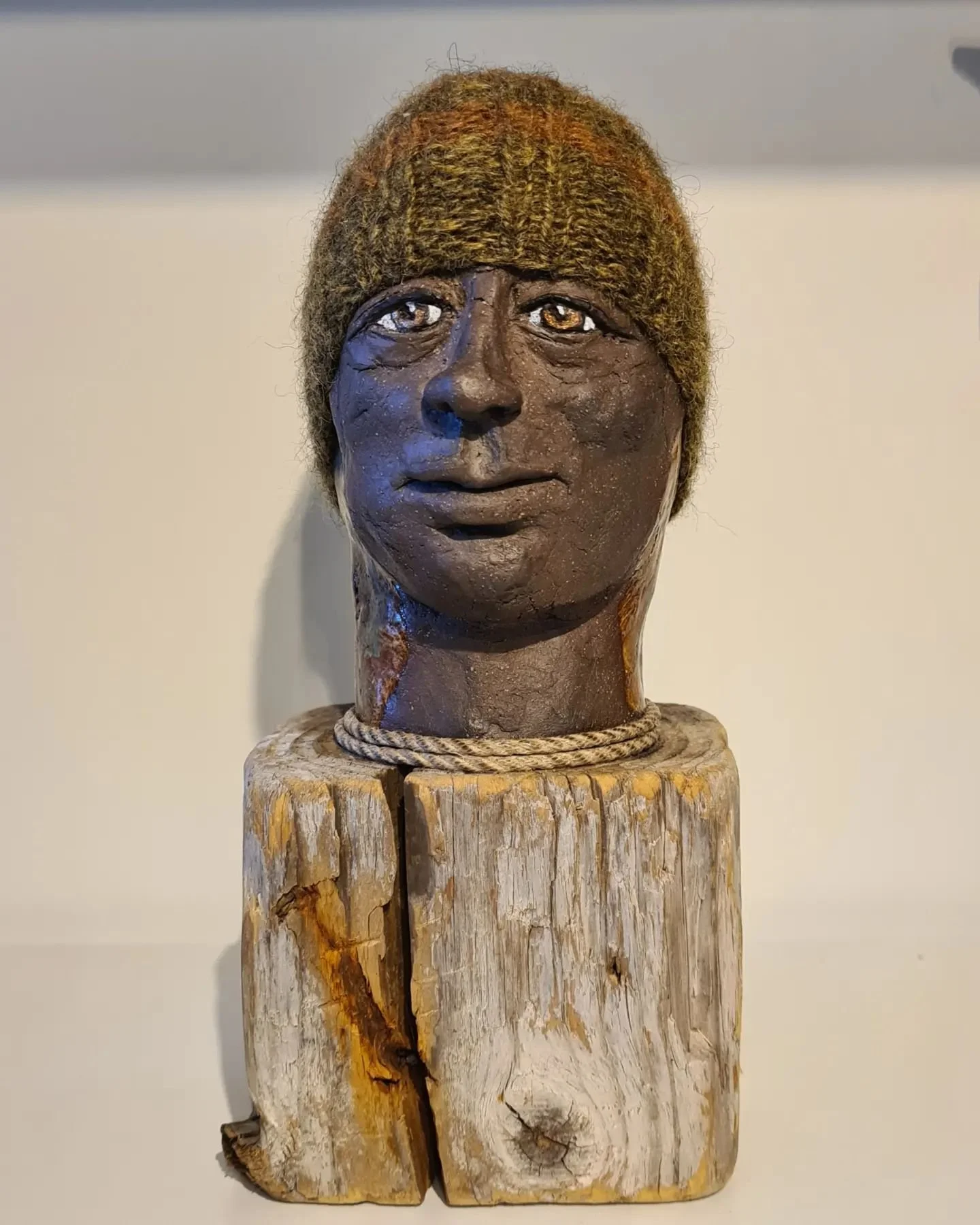 Pl&ouml;tsligt blev det dags att ta fram m&ouml;ssan🍁#driftwood #stoneware #clay #figurative #sculpture #art #face #head&nbsp;#m&ouml;ssa #konstiharryda #konstriket #svenskakonstnarsforbundet