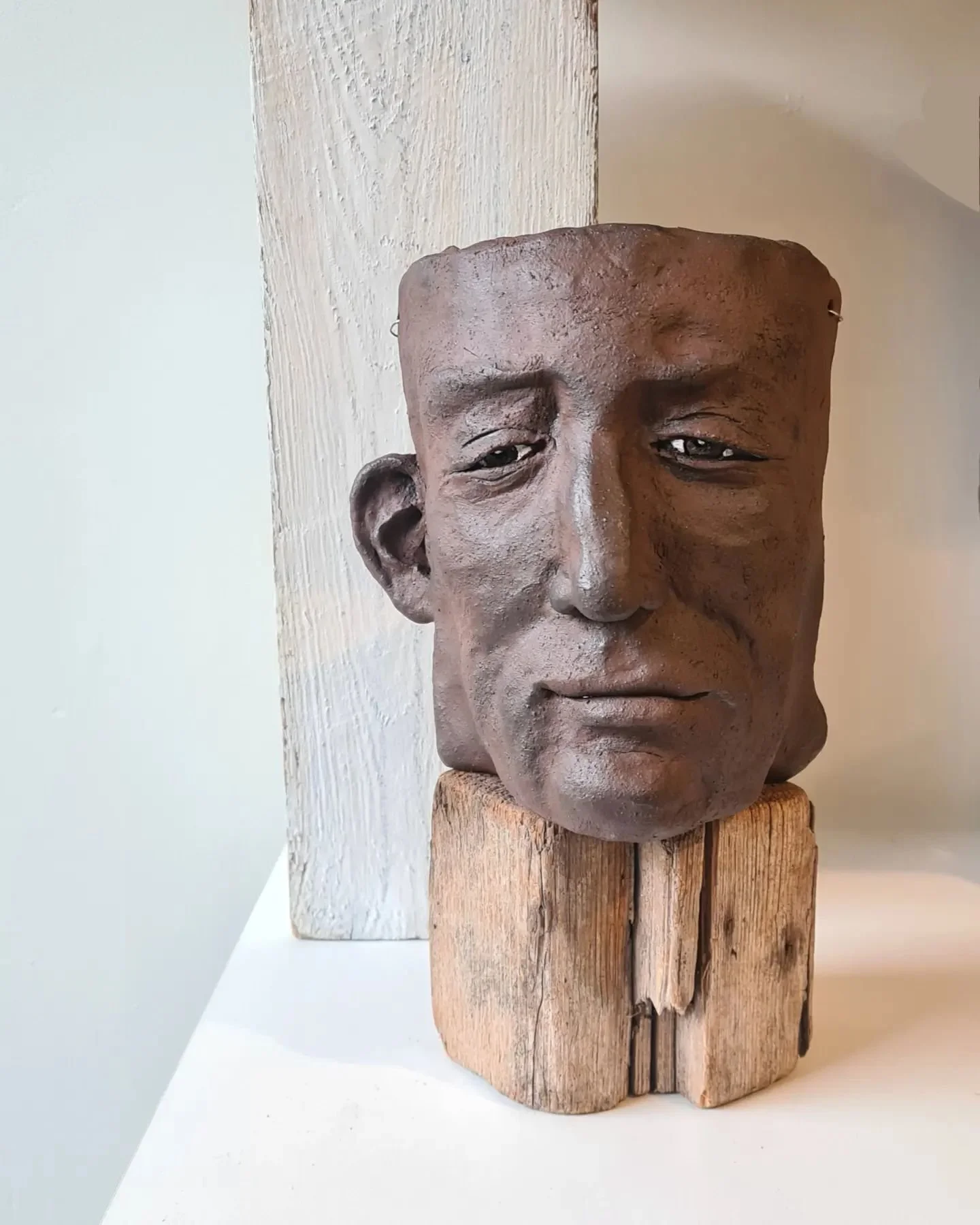 Testar kombinationer. Snart utst&auml;llning med @wallinderart p&aring; Galleri Korpen @korpenshantverkochgalleri i Alings&aring;s. Vernissage under slutspurten av Lights in Alings&aring;s, hoppas vi
#driftwood #stoneware #clay #figurative #sculpture