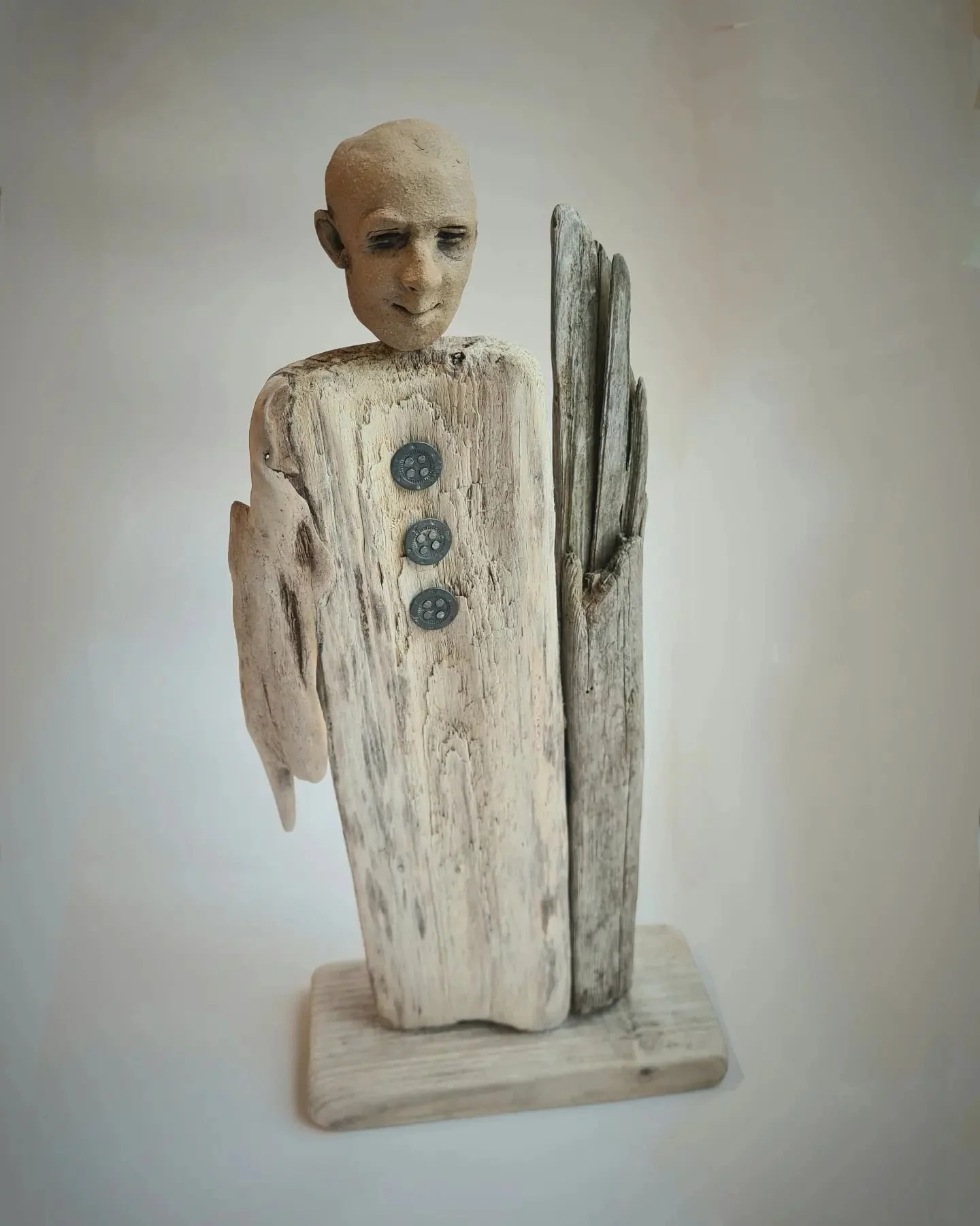 Blygsam, kanske
#driftwood #stoneware #clay #figurative #sculpture #art #face #head #oneofakind #konstiharryda #konstriket #svenskakonstnarsforbundet