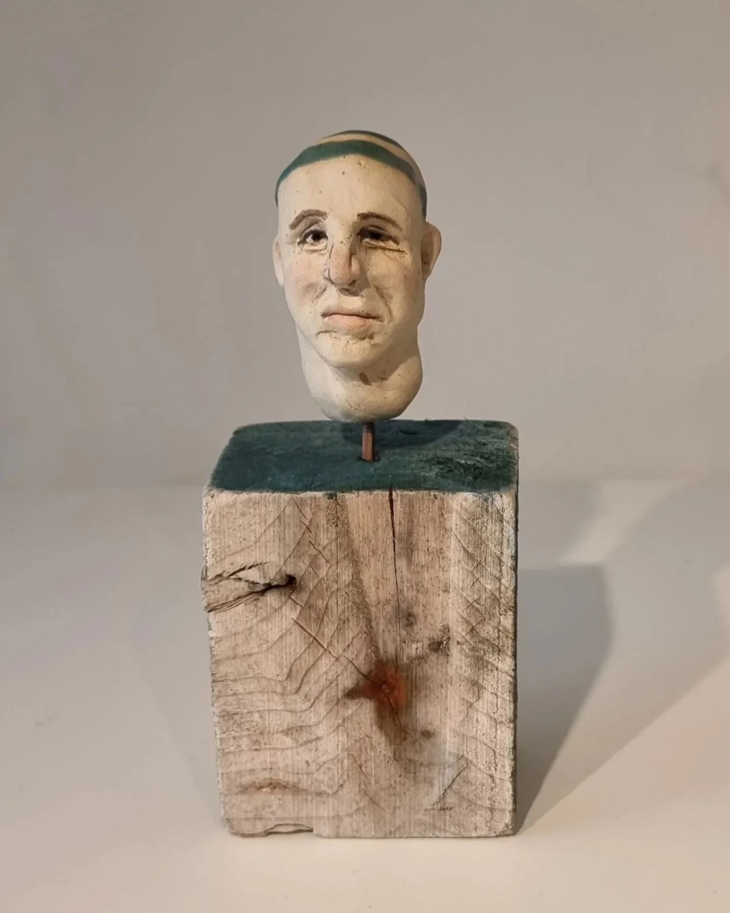 &quot;That don't impress me much....&quot; Ett riktigt fynd till drivved &ndash; b&aring;de turkos f&auml;rg och rost🤗 Nys&aring;ld p&aring; @gallerigronihaga

#driftwood #stoneware #clay #figurative #sculpture #art #face #head #oneofakind #konstiha