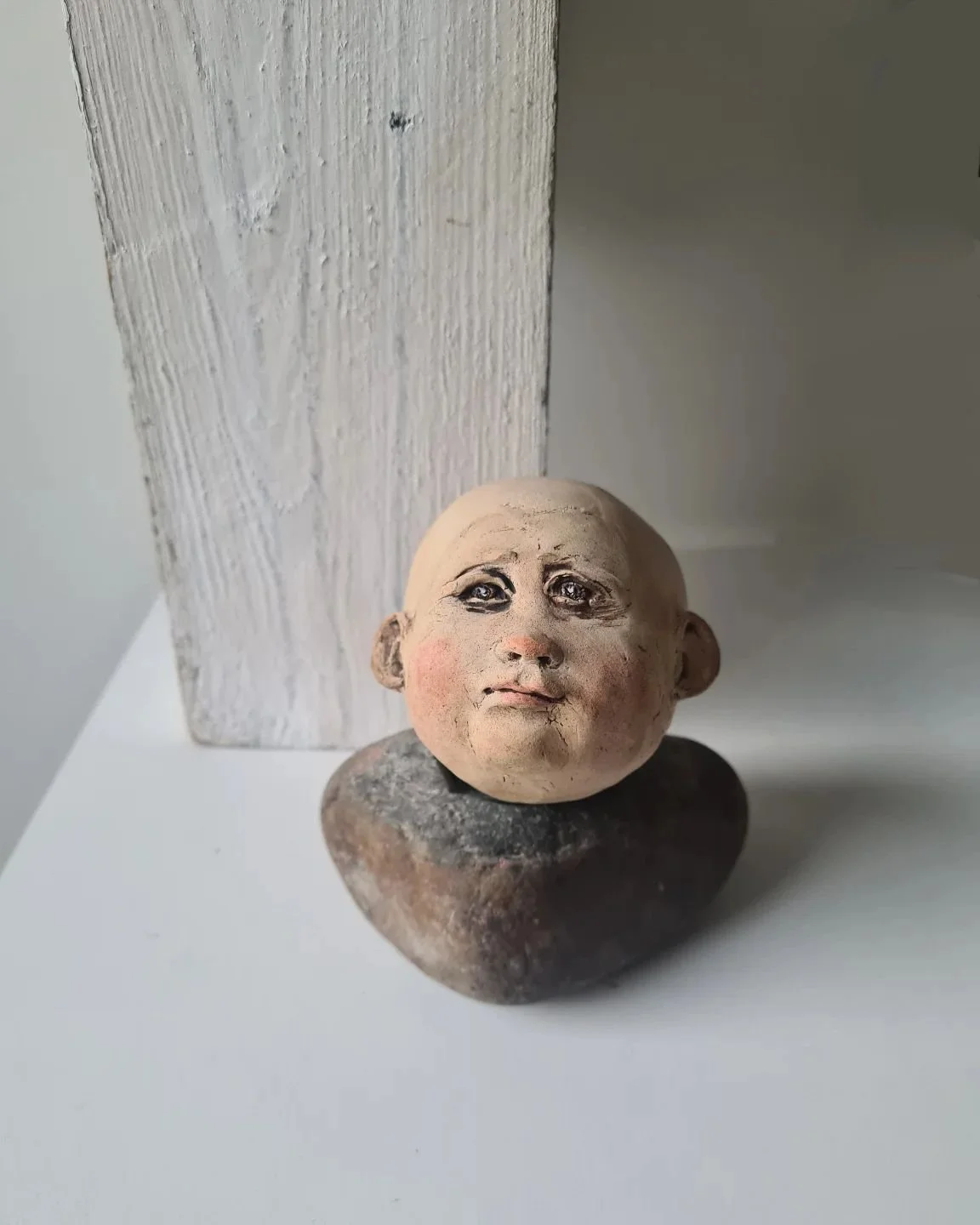 Sm&aring;tting. P&aring;v&auml;g mot Alings&aring;s @korpenshantverkochgalleri p&aring; fredag 1 nov. Titta in mellan kl 16 o 18, vetja'👋😃
#stoneware #clay #stone #figurative #sculpture #art #face #head #oneofakind #konstiharryda #konstriket #svens