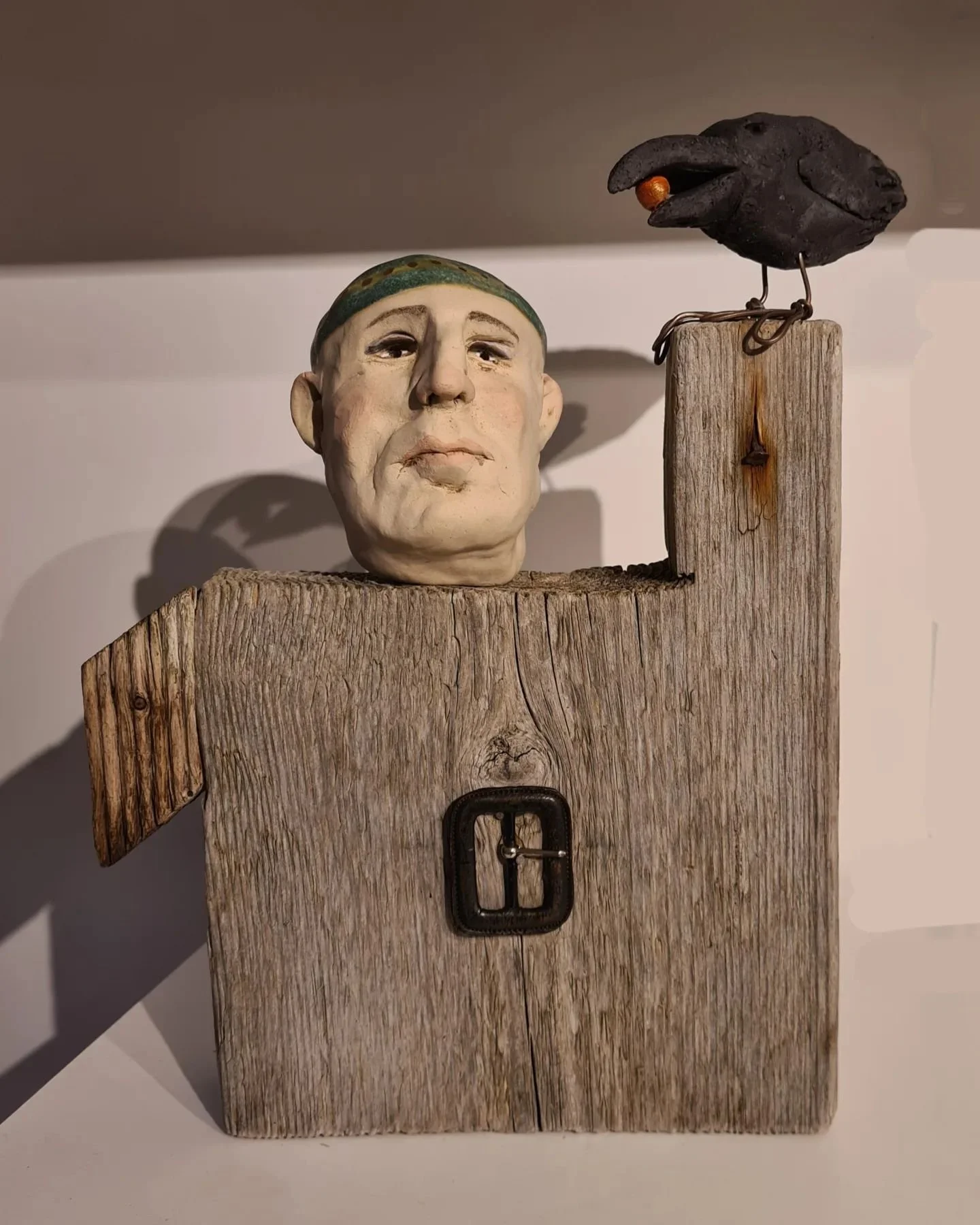 Korpen har landat. P&aring; Galleri Korpen @korpenshantverkochgalleri i Alings&aring;s
Stina @wallinderart m&aring;leri, Lena F skulptur 4&ndash;21 nov. V&auml;lkomna!☀️
#driftwood #stoneware #clay #figurative #sculpture #art #face #head #oneofakind 
