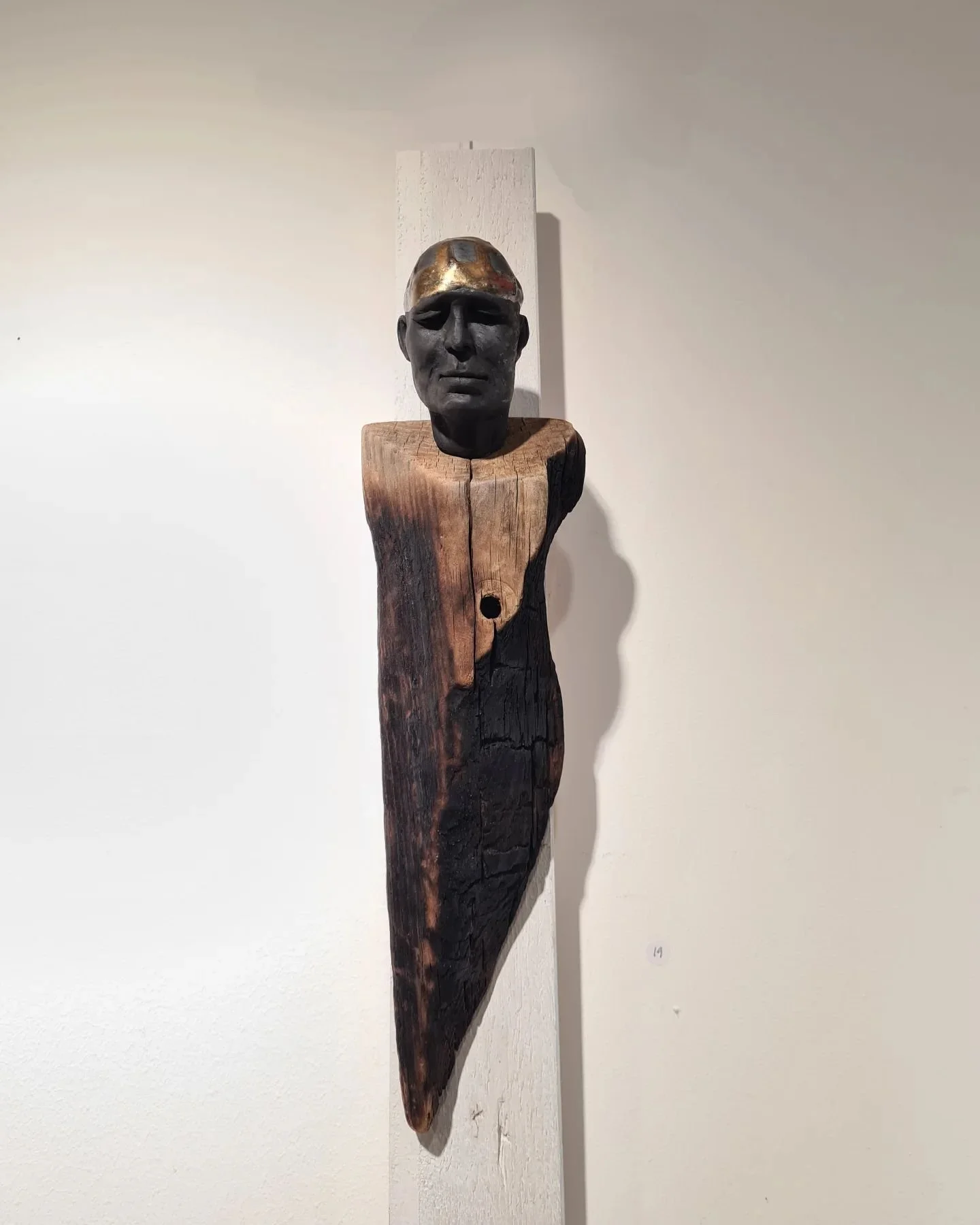 Ur elden. H&auml;nger p&aring; Galleri Korpen @korpenshantverkochgalleri i Alings&aring;s t o m 21 nov tillsammans med fler skulpturer av Lena F  och m&aring;lningar av @wallinderart 
#driftwood #stoneware #clay #figurative #sculpture #art #face #hea