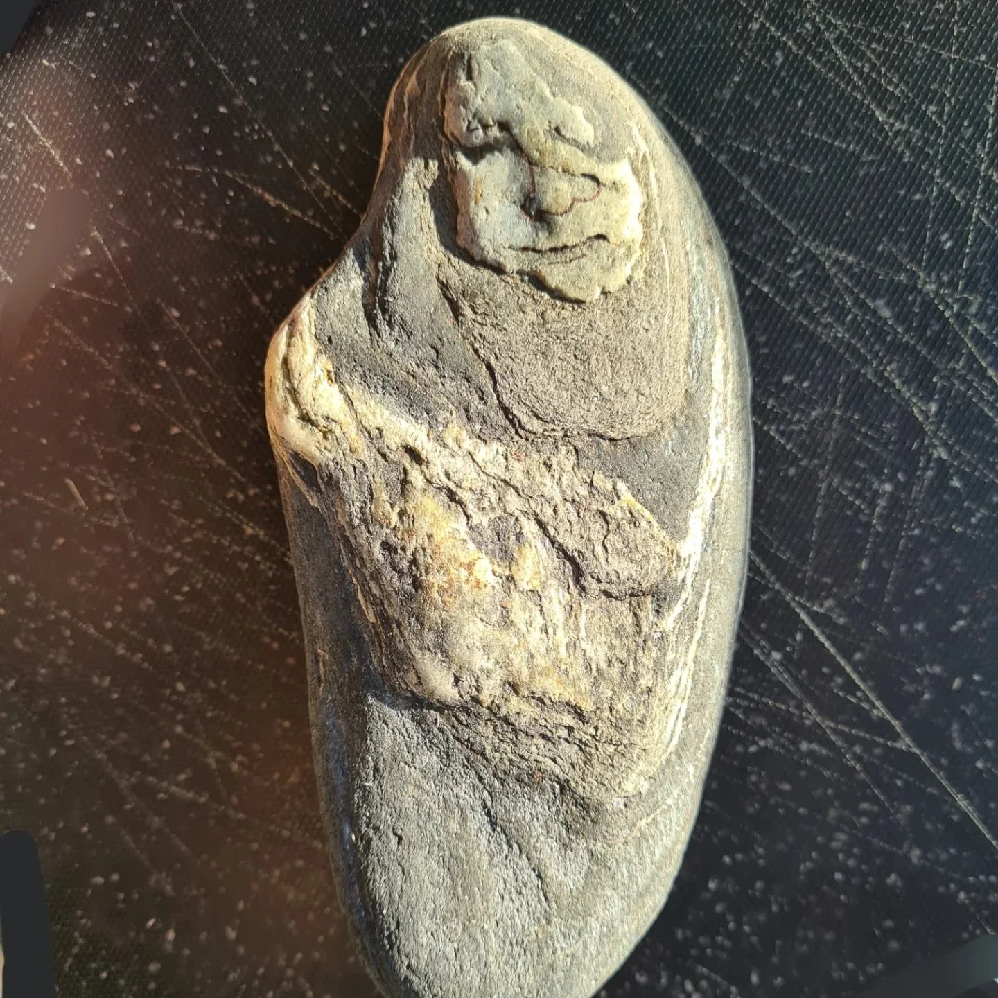 Kvinna p&aring; stranden. With a little help from a marker pen
#stone #spain #pebbledbeach #figurative #sculpture #art #face #head #oneofakind #konstiharryda #konstriket #svenskakonstnarsforbundet