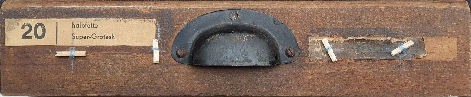 Bleisatzschublade mit Spannknebel als Rahmung