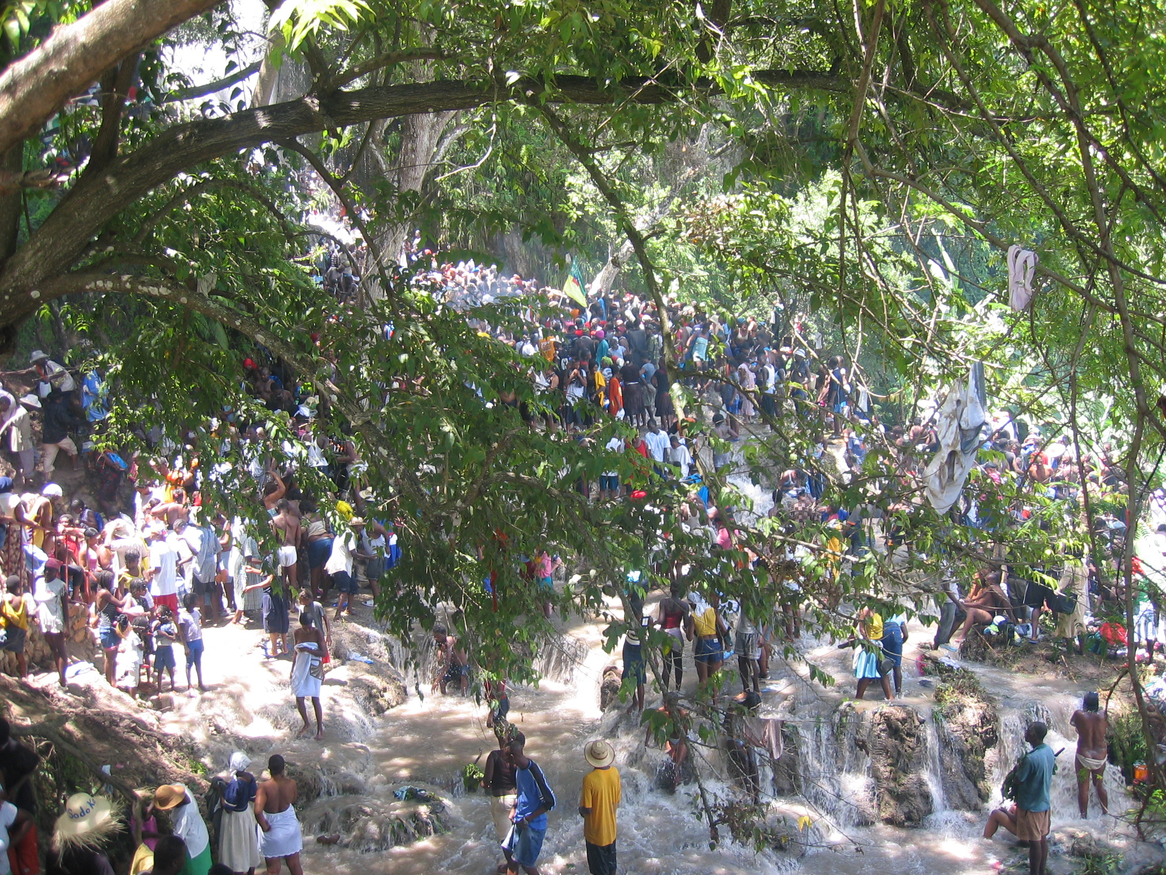  The masses of people in the sacred falls. 