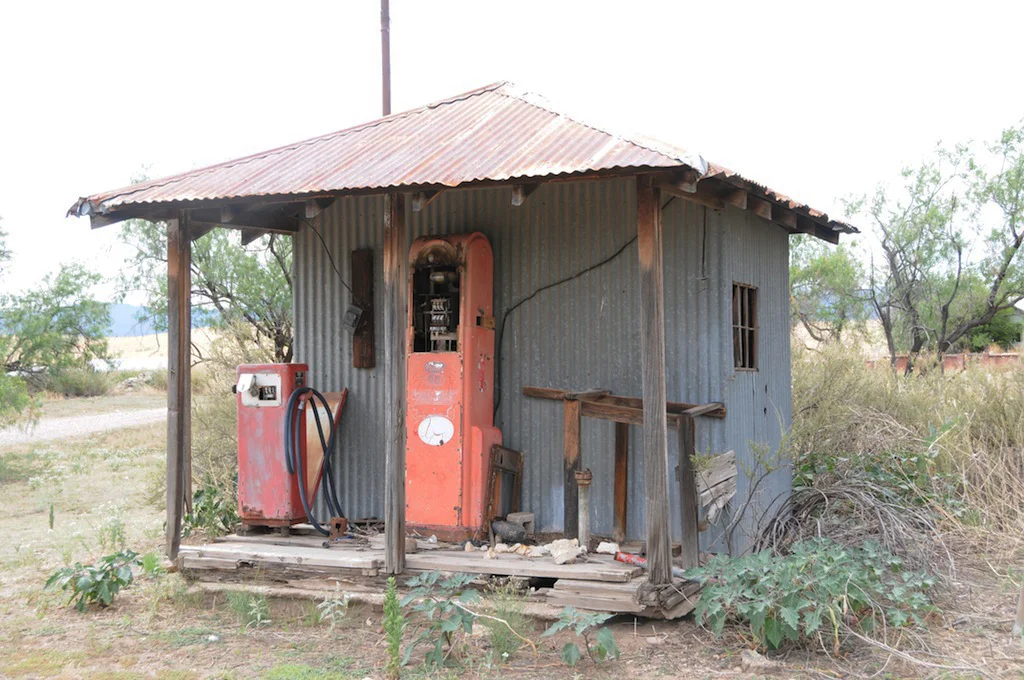JOHN CASEY RIGGS RESIDENCE / "GAS STATION"