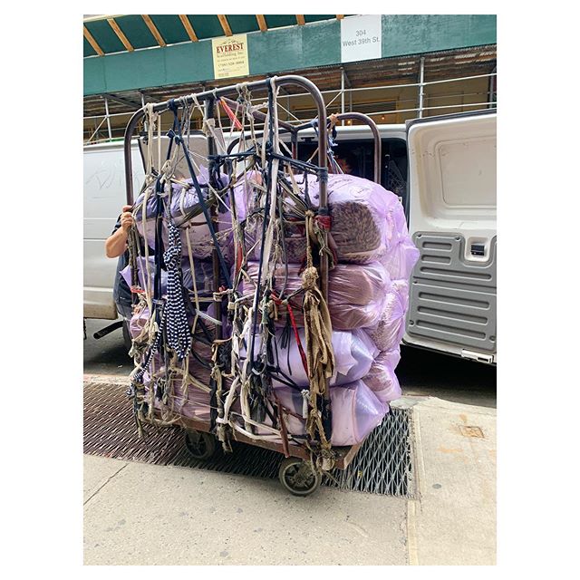 I love these scrap-tied hand carts they use in the garment district 💜