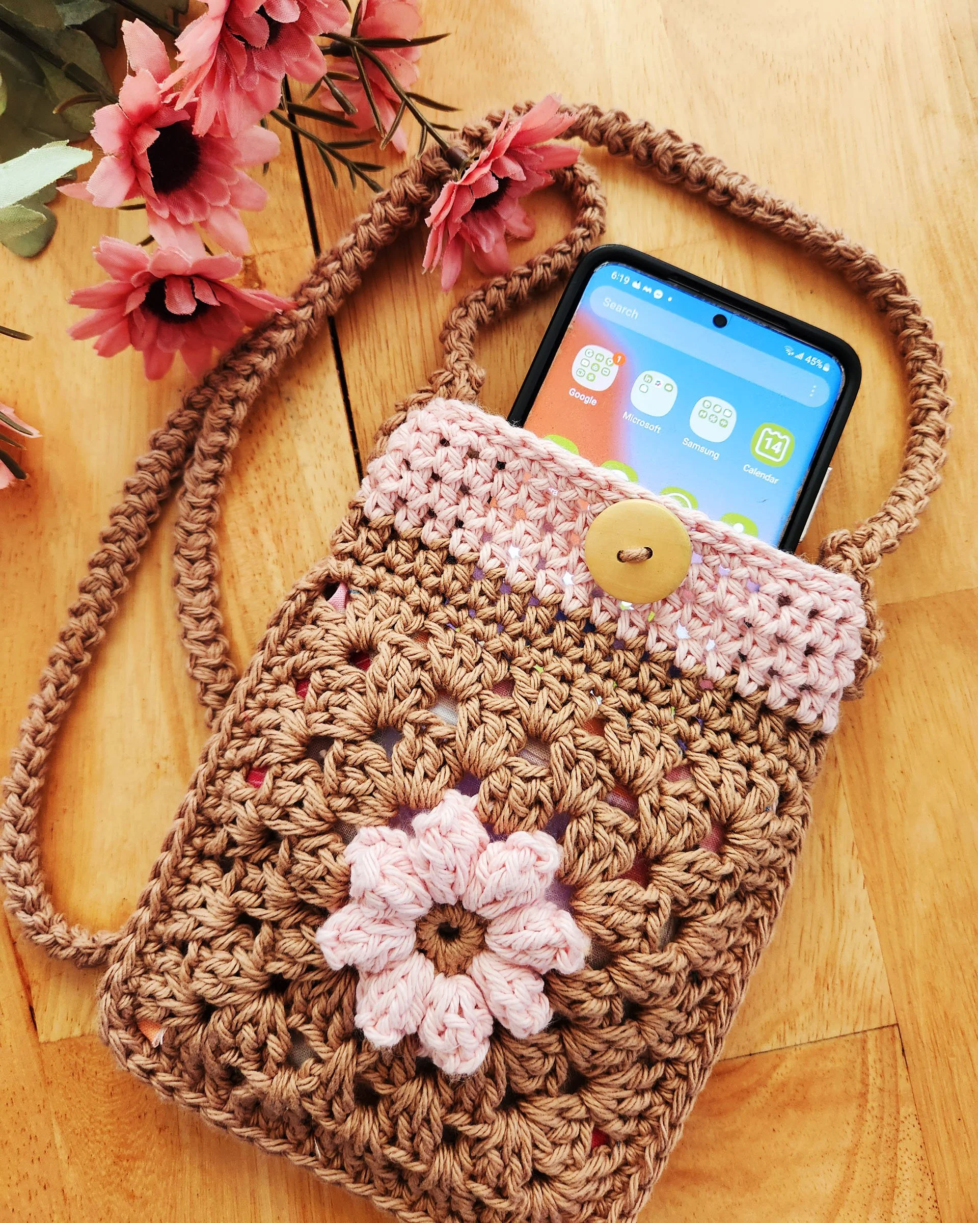 Crocheted phone bag1.jpg