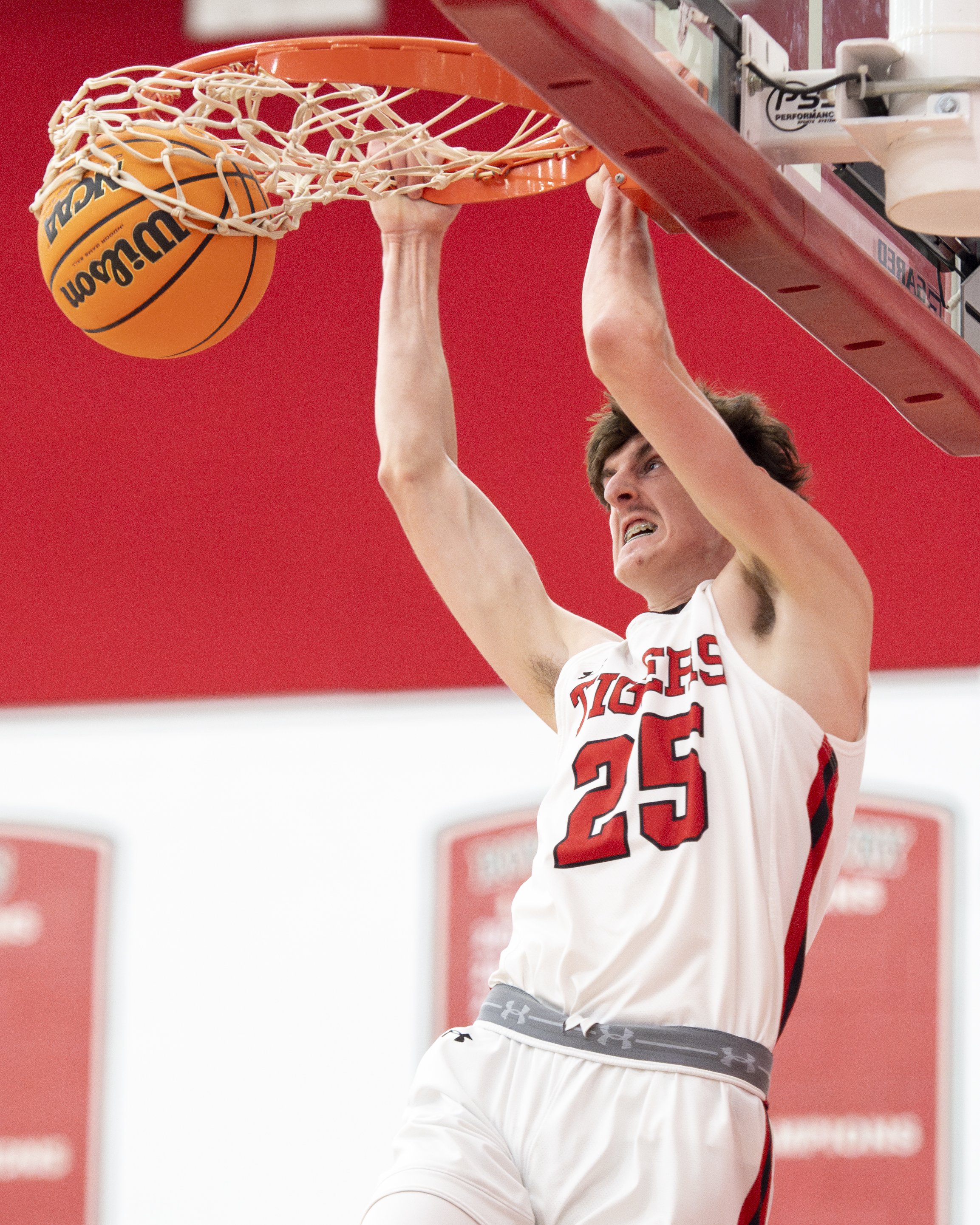  Fairview senior forward Mason Stafford (#25) throws down an alley-oop in the fourth quarter of their 60-42 win over Grove City on December 3, 2025. 