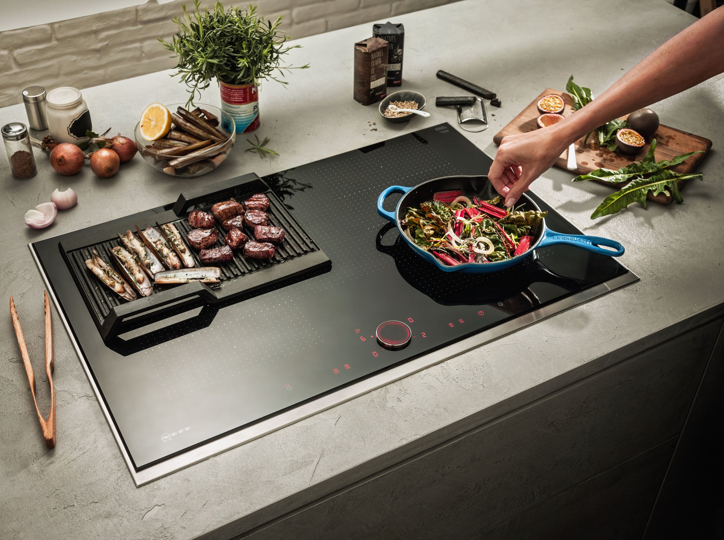 T68TS61N0_Induk_MC_Cooktop_with_Food2_Hand_901_87554_RZ1.jpg