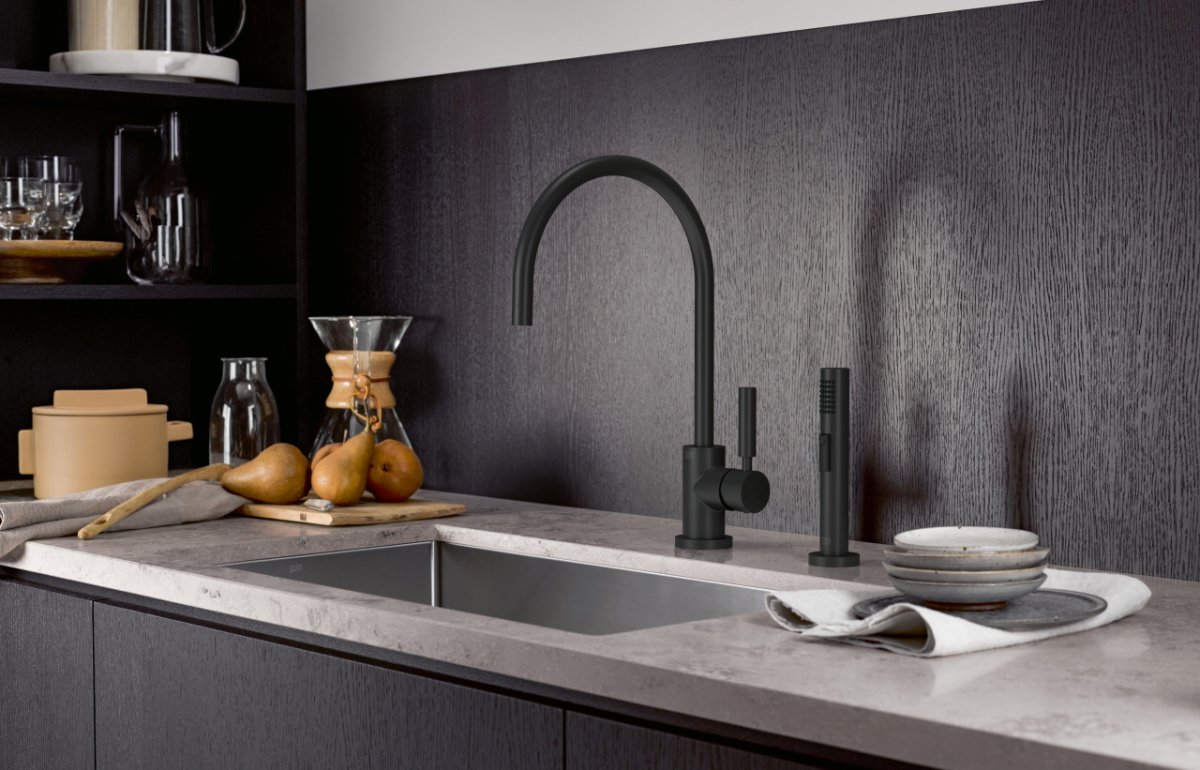 Dornbracht-luxury-bathroom-faucets-Tara-schwarz-matt.jpg