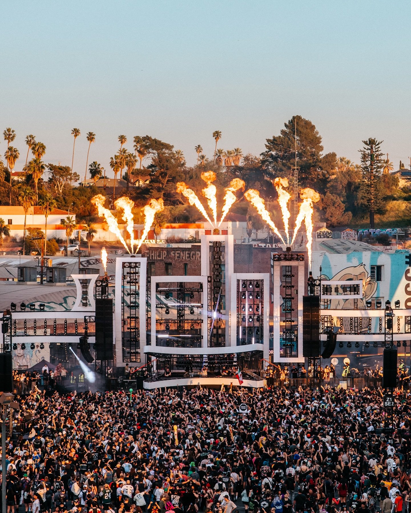 SKYLINE 🏙️🖤🌀😎✨

Back with the @skyline.festival team for a 4th year in a row &amp; somehow this show just gets better every year. Obsessed with the new location in the Arts District, especially how the gritty infrastructure of DTLA blended into t