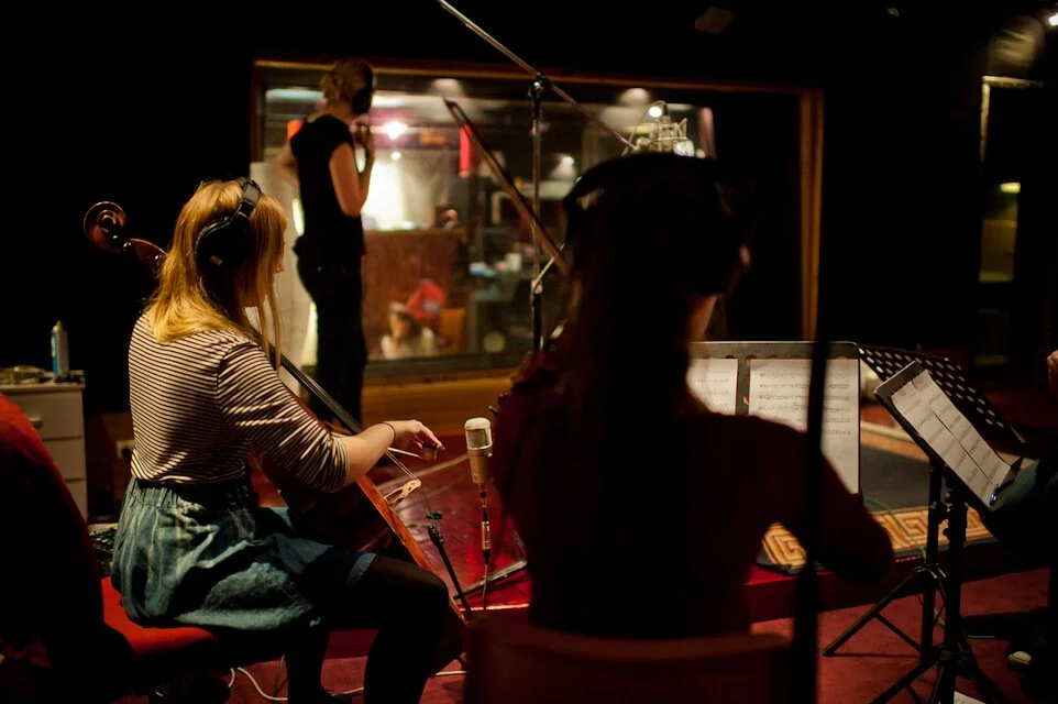 How to Choose a Mastering Engineer in 2026: Online, Local, or AI?