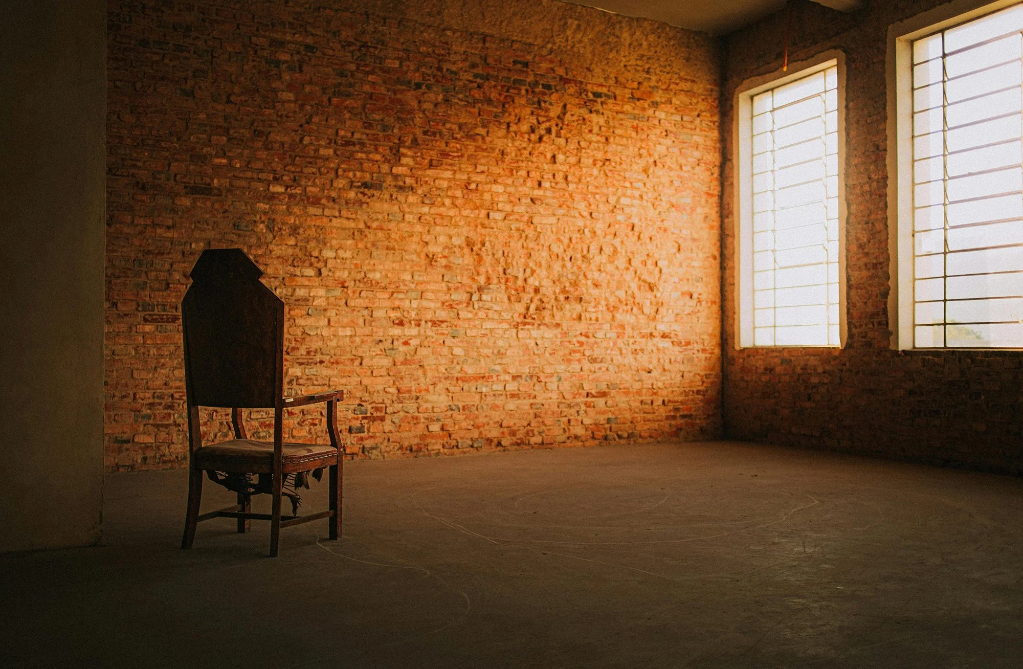 Context Is the System: On "I Am Sitting in a Room"