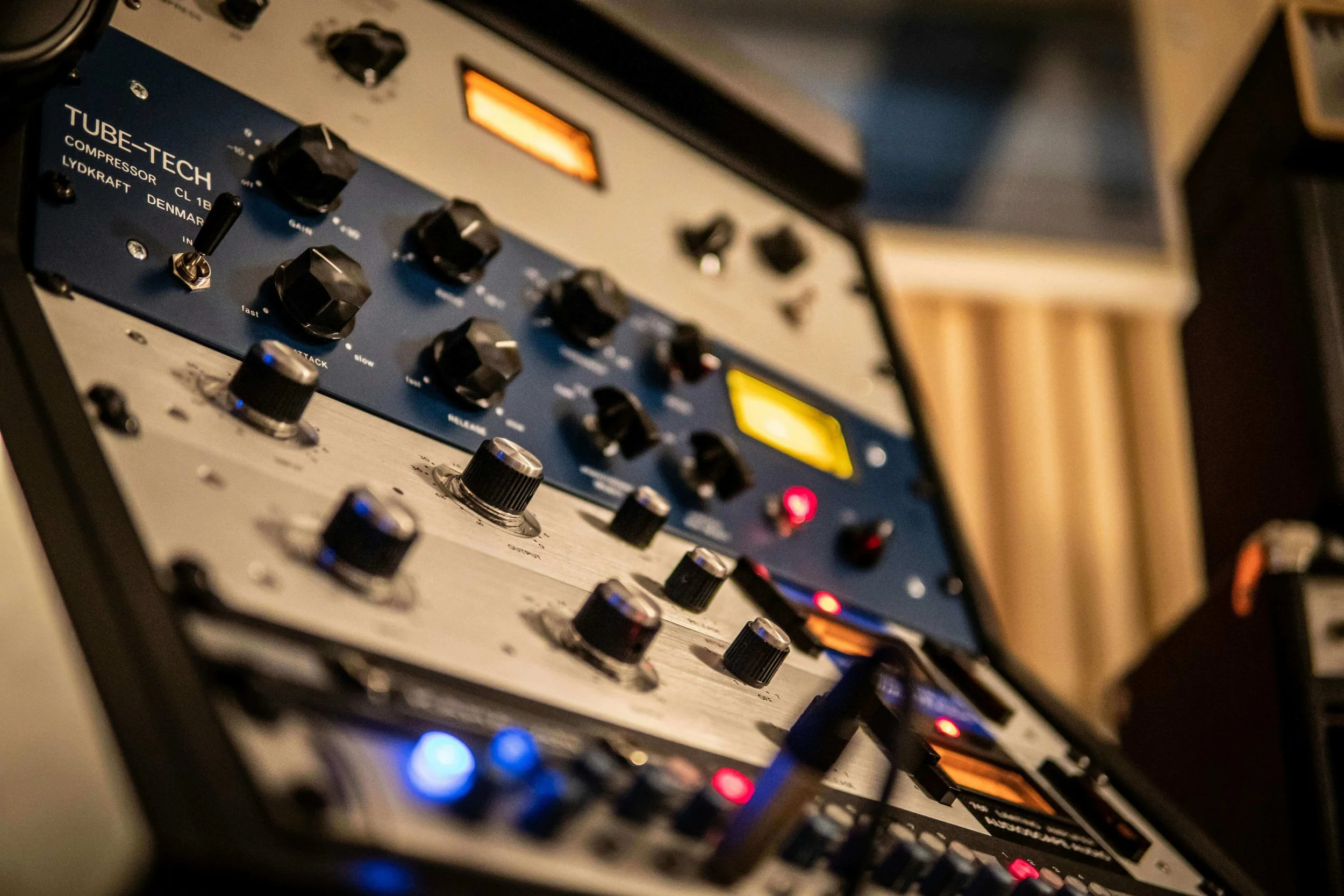 Audio rack unit compressors