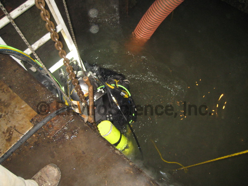 Diver_cleaning_pump_house_screens.jpg