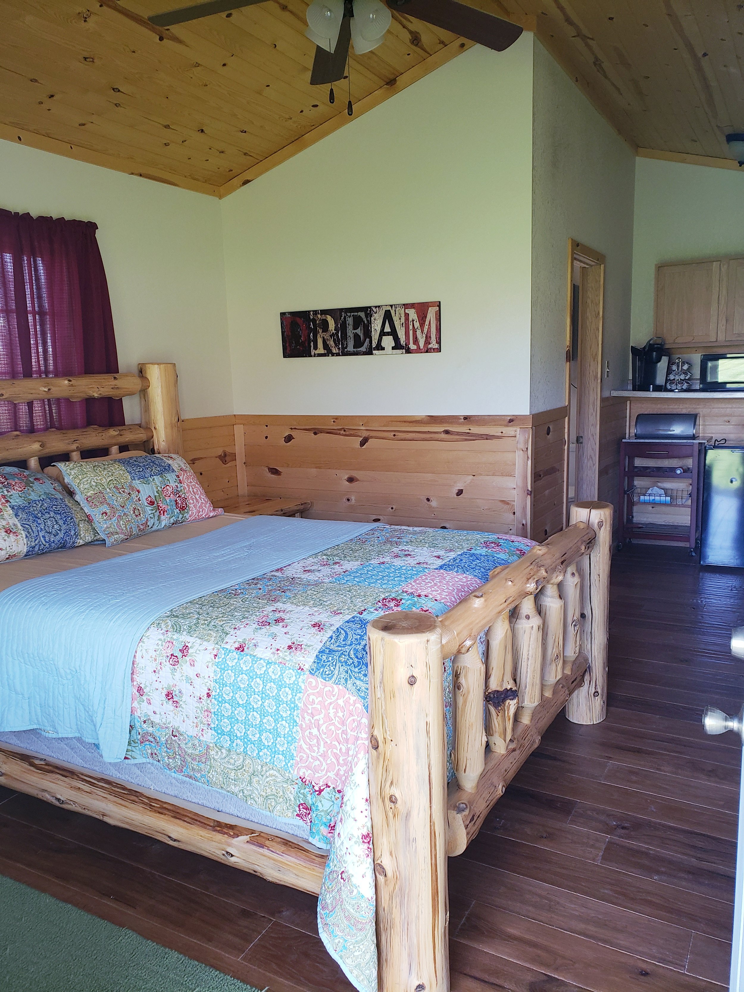 Honeymoon Cabin- Queen Bed