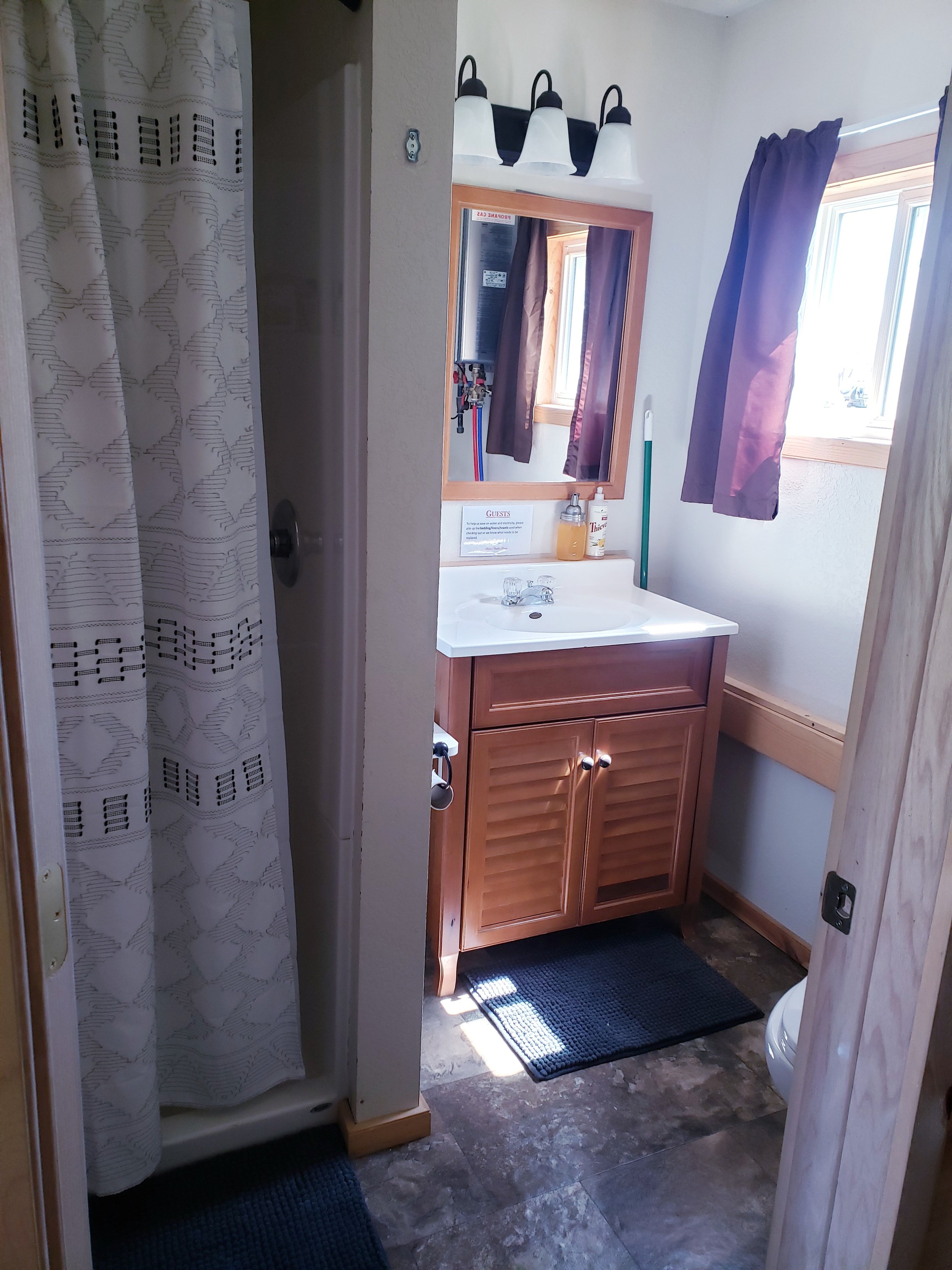 Honeymoon Cabin- Bathroom