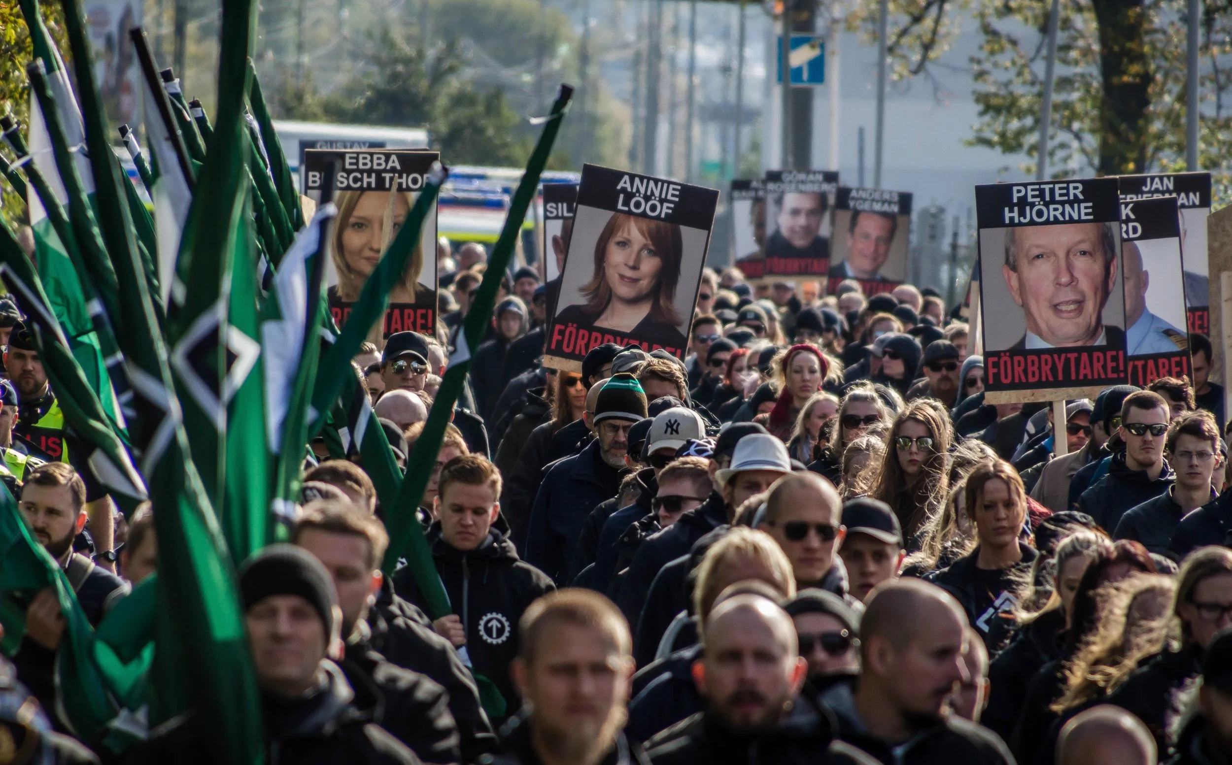 o17o93O Septemberdemonstration - Revoltera mot folkförbrytarna - 2o17. Beskuret fotografi från NORDFRONT.