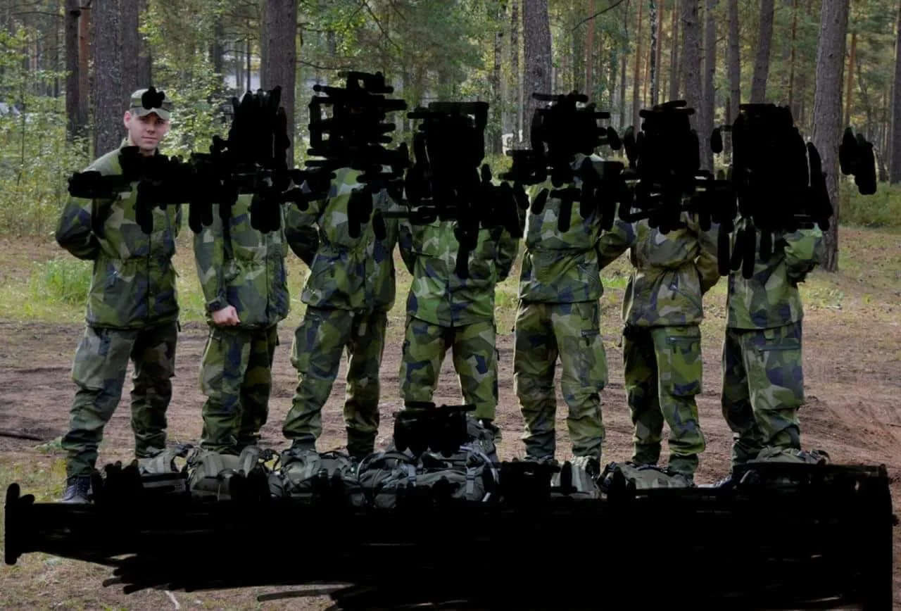 Mathias Andersson med förbandskamrater. Mer militär information: FÖRSVARSUTBILDAREN NO.5 2o13 s.29 .