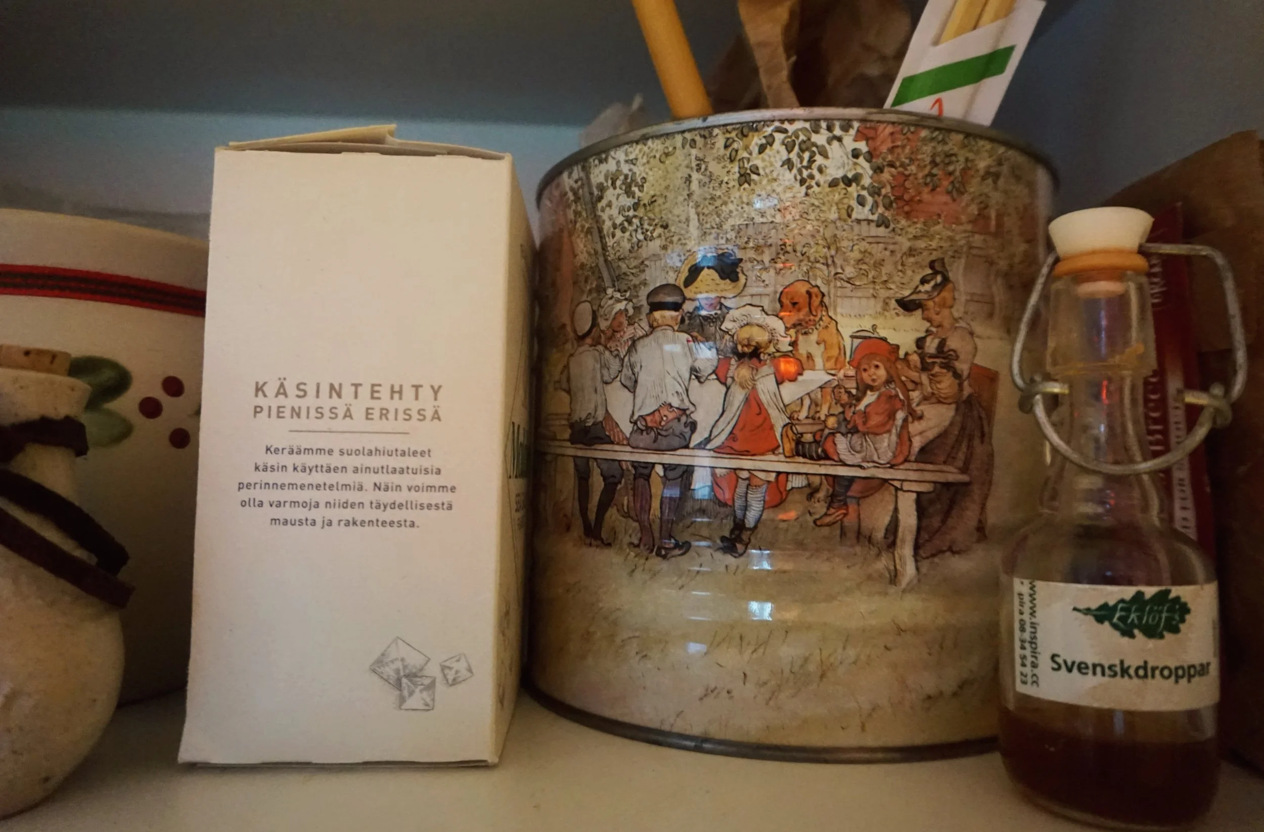 Titt in i skafferi.