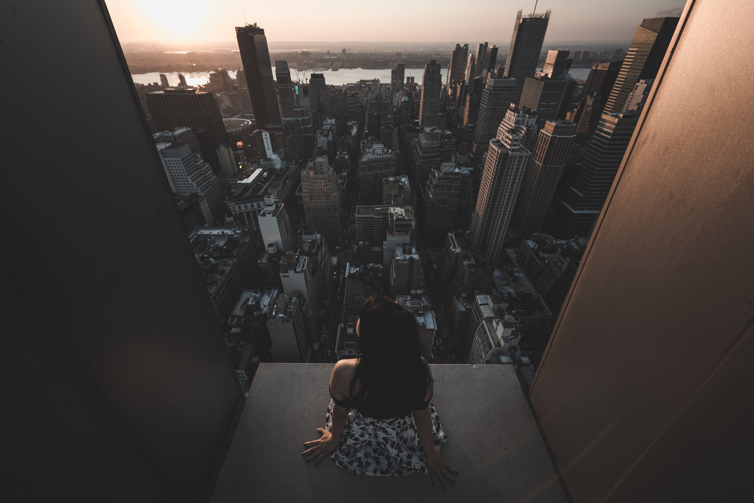Человек стоит над городом. Красивая девушка на небоскребе. Девушка на фоне многоэтажек. Девушка на фоне небоскребов. Девушка на крыше небоскреба.