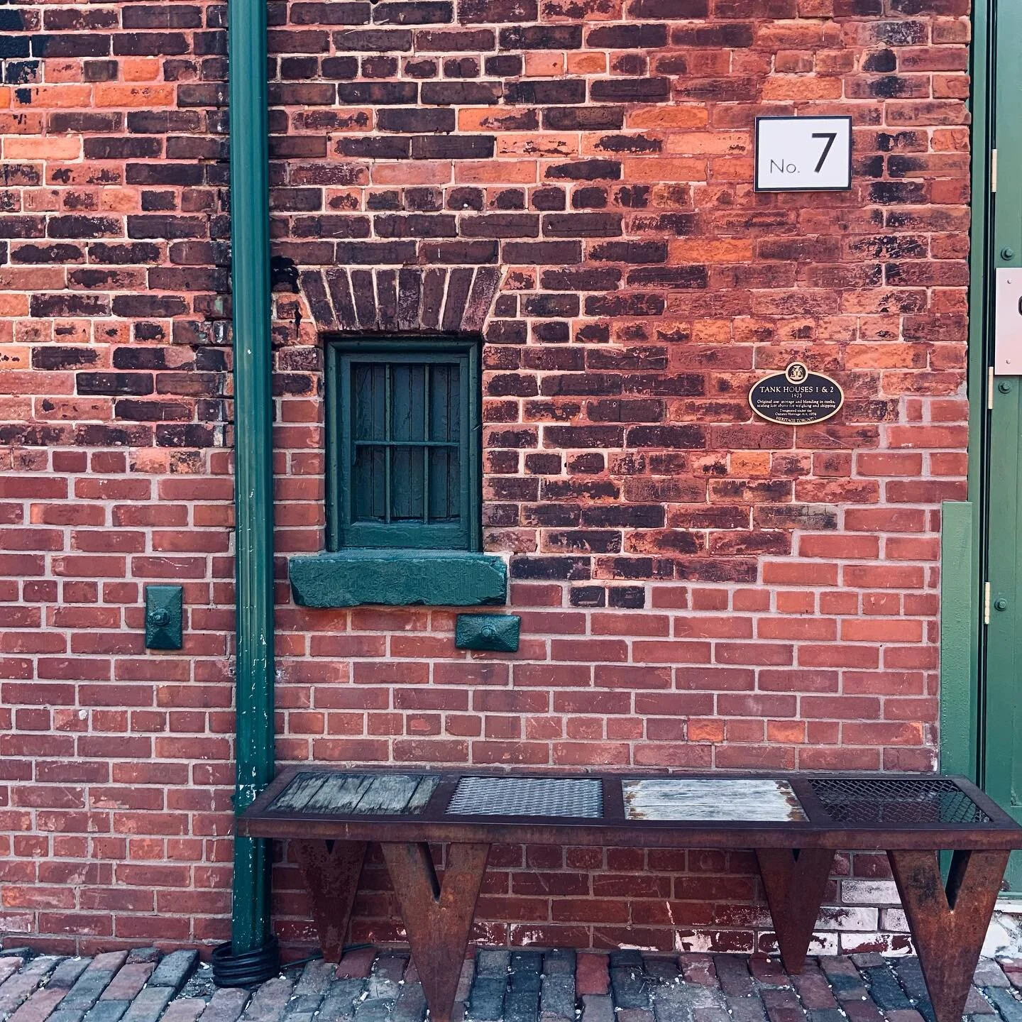 I just love this little spot... #7
⚪️
⚪️
⚪️
#distillerydistrict #numberseven #tankhouse #brickworks #bricks #grids #lines #angles #luckynumber #n&uacute;mero7 #n&uacute;mero
