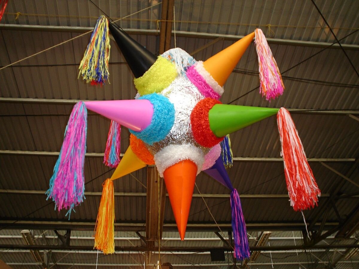 1200px-PIÑATA.jpg