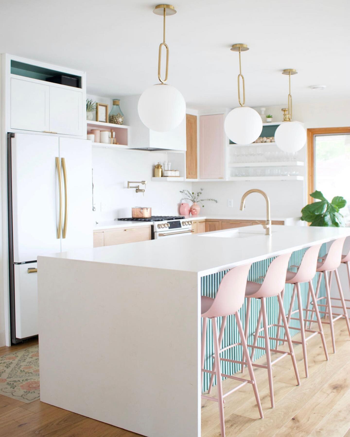 Check out my kitchen blog with all the details on my kitchen selections! Swipe 👉to see the get the look mood board.