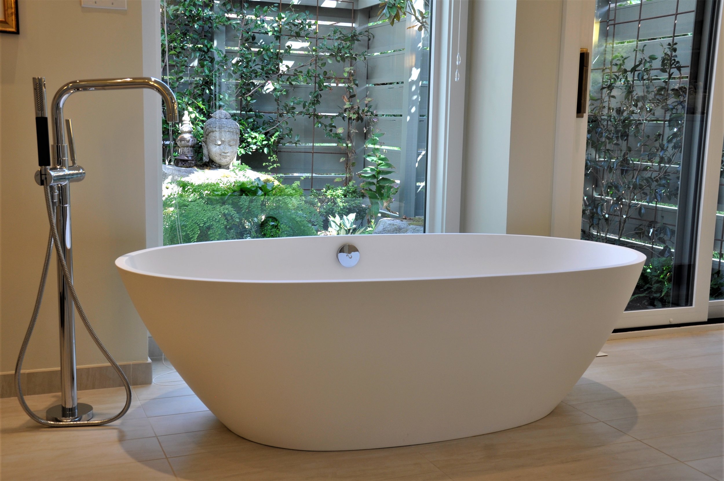 Freestanding egg tub