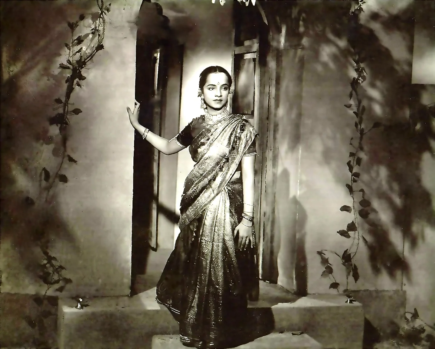 1947 7bis_Lakshmiji_LS_scene_from_Tulsidas_movie.jpg