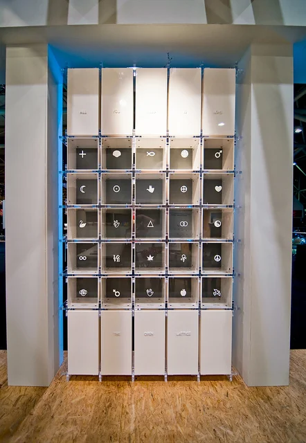 ACRYLIC GLASS DISPLAY SYSTEM WITH CLEAR ACRYLIC CONNECTORS