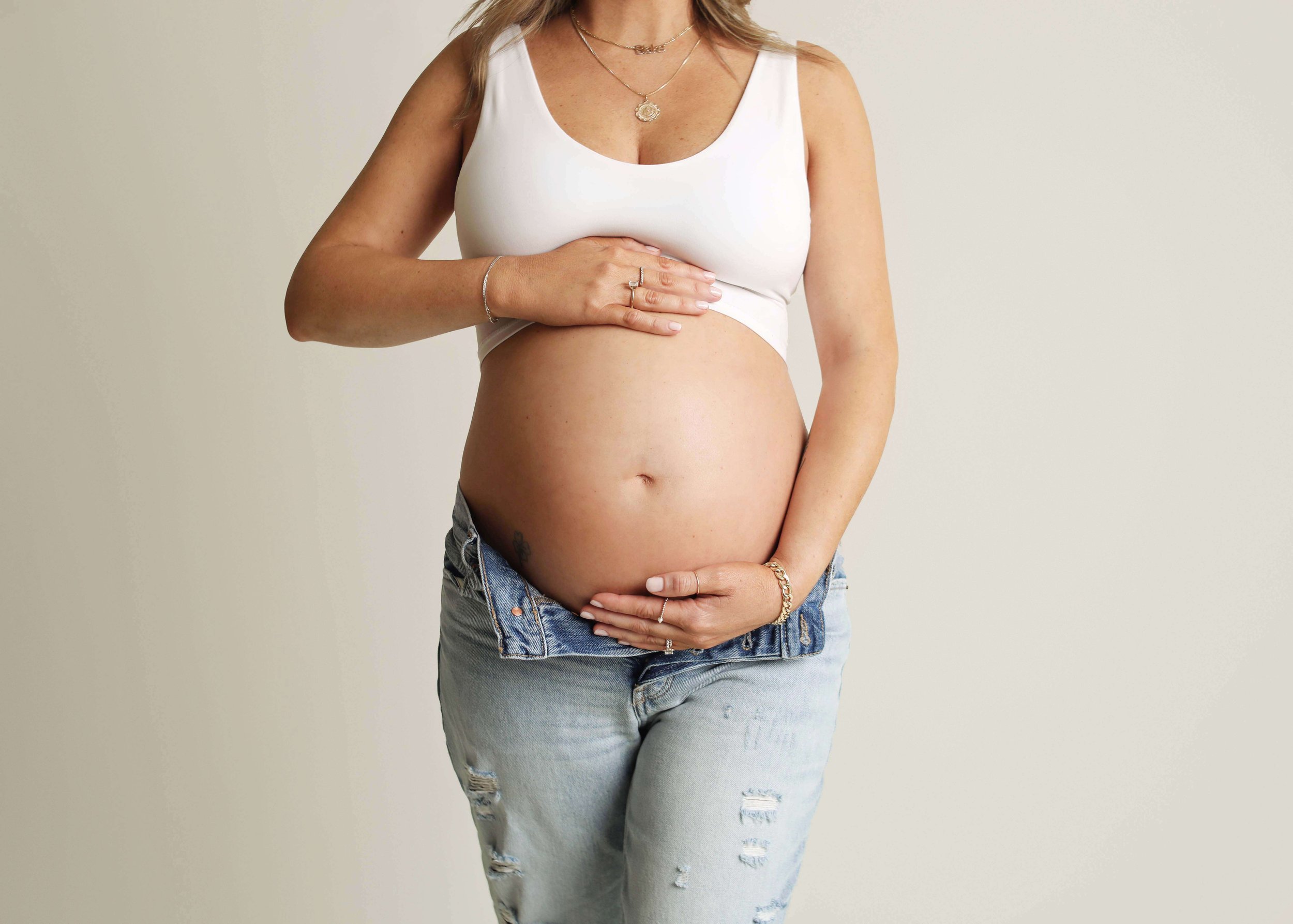 Muncie, Indiana newborn and maternity photographer offering studio and outdoor photography options.